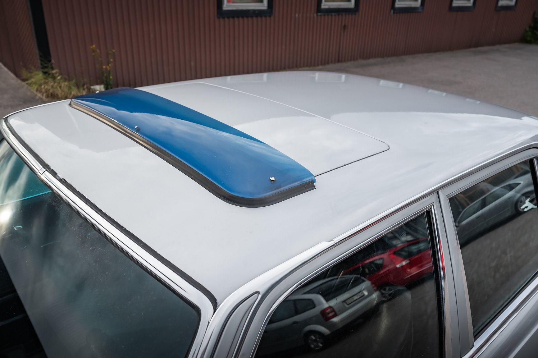 Exteriörbild på 1975 Mercedes-Benz 280 SE 