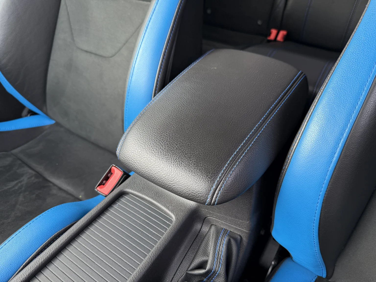 Innenraumfoto von 2018 Ford Focus RS (20)