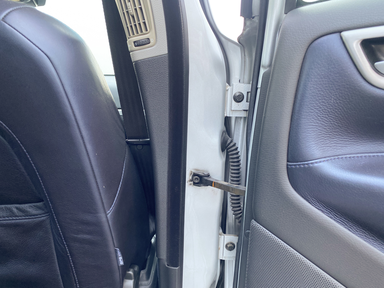 Interior image of 2005 Volvo V70 R AWD (28)