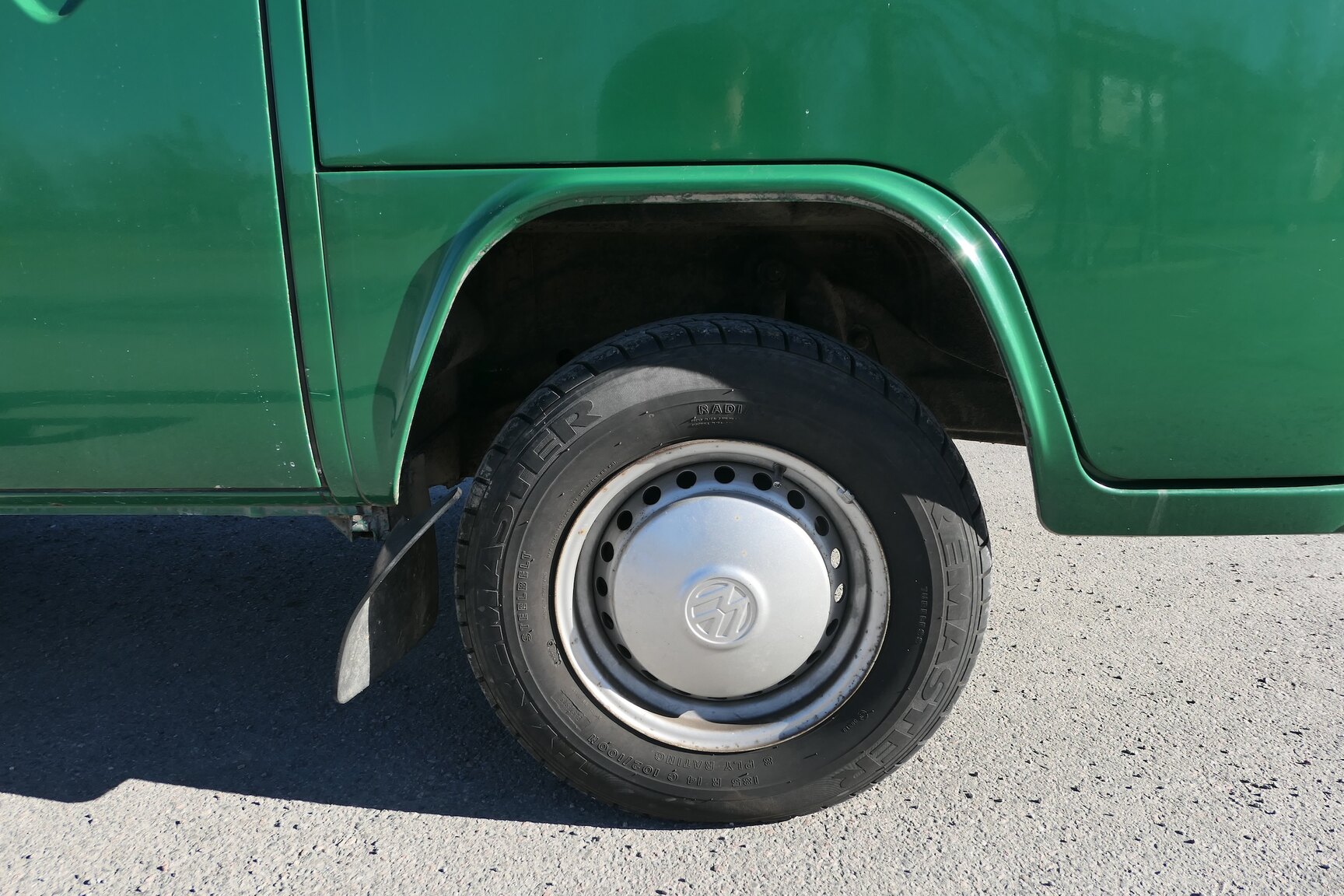 Exteriörbild på 1975 Volkswagen Transporter 1600 Minibuss