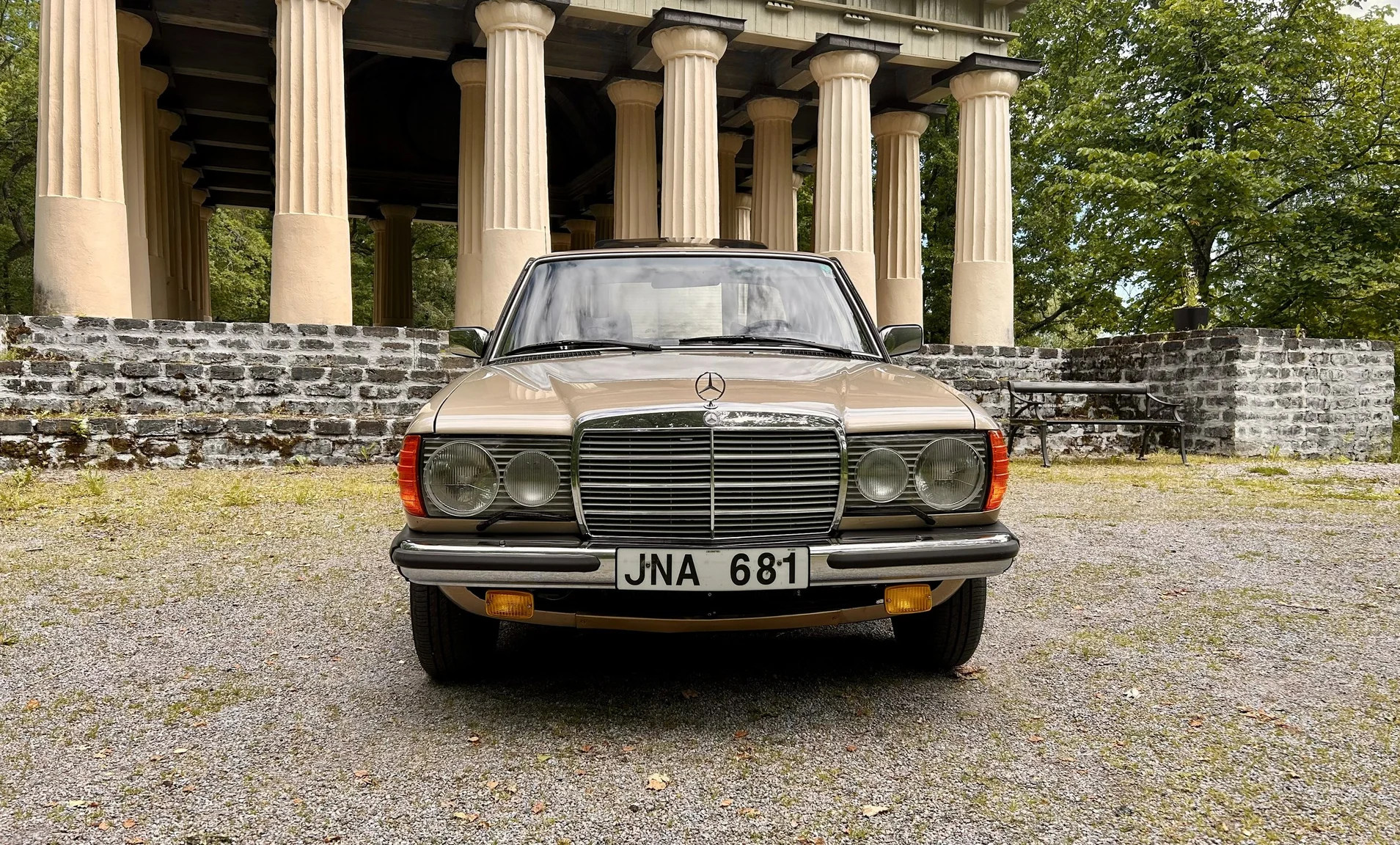 Exteriörbild på 1976 Mercedes-Benz 300 D (5)