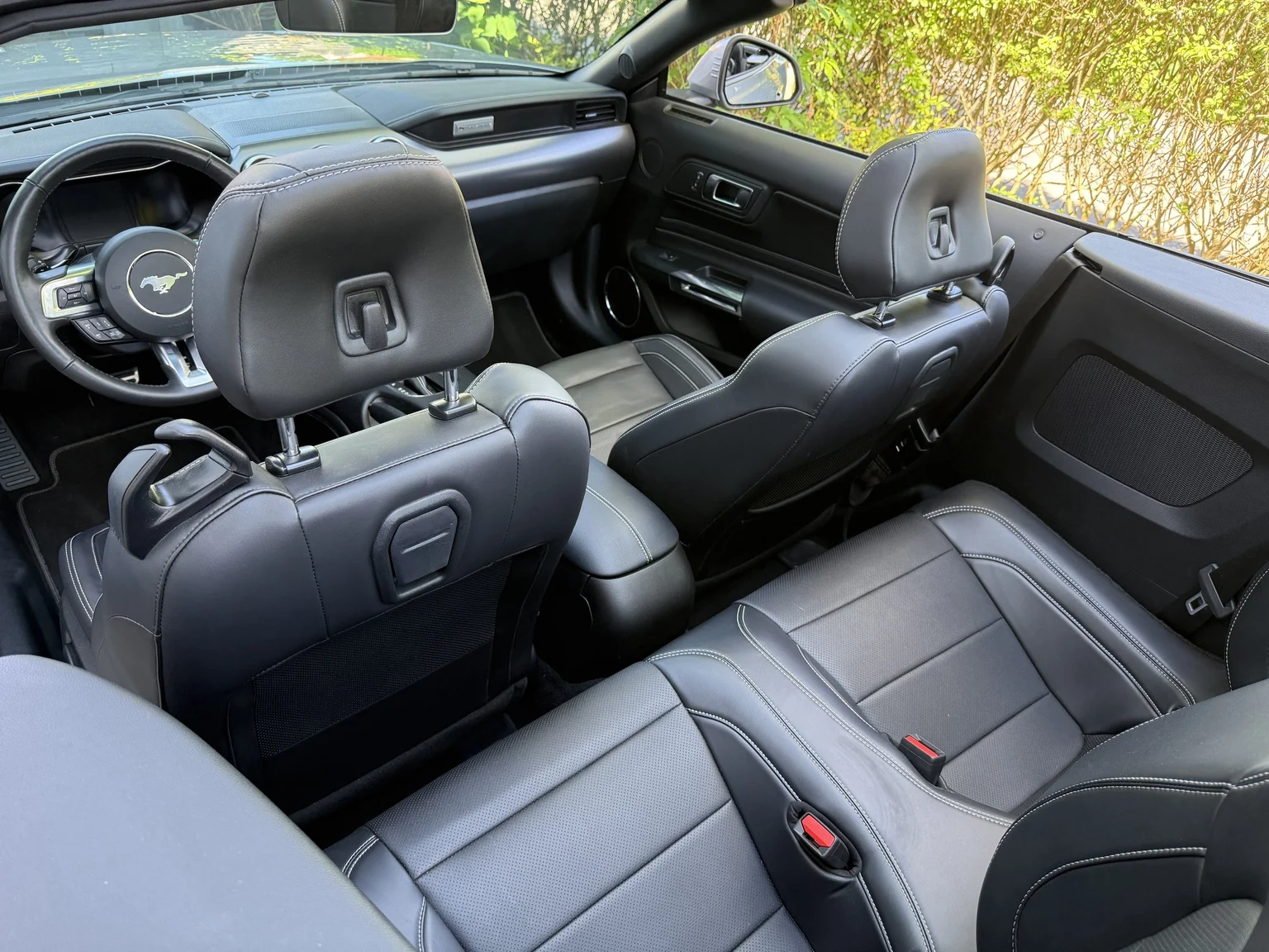 Interiörbild 2021 Ford Mustang GT Cabriolet (16)
