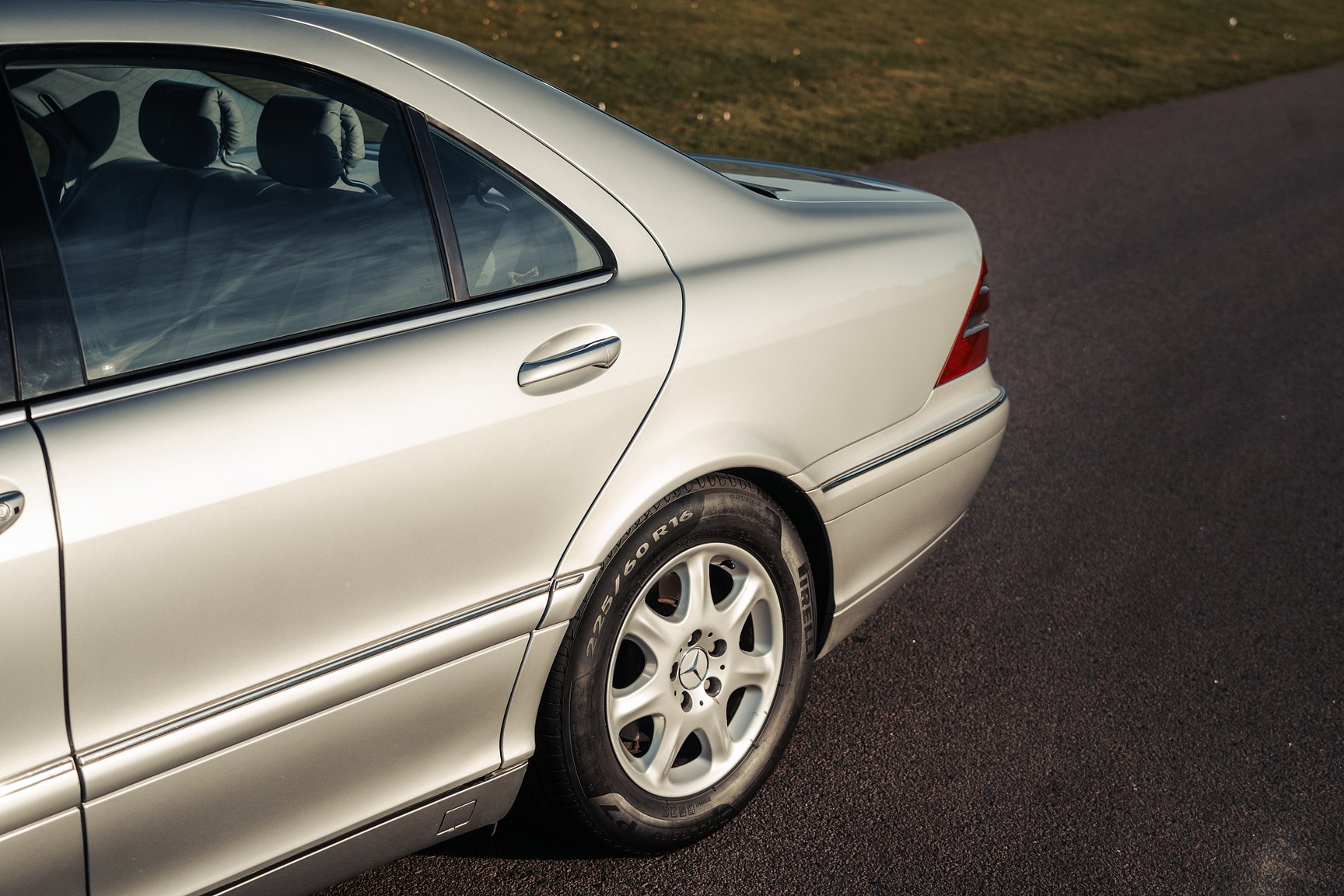 Exterior image of 1999 Mercedes-Benz S 320