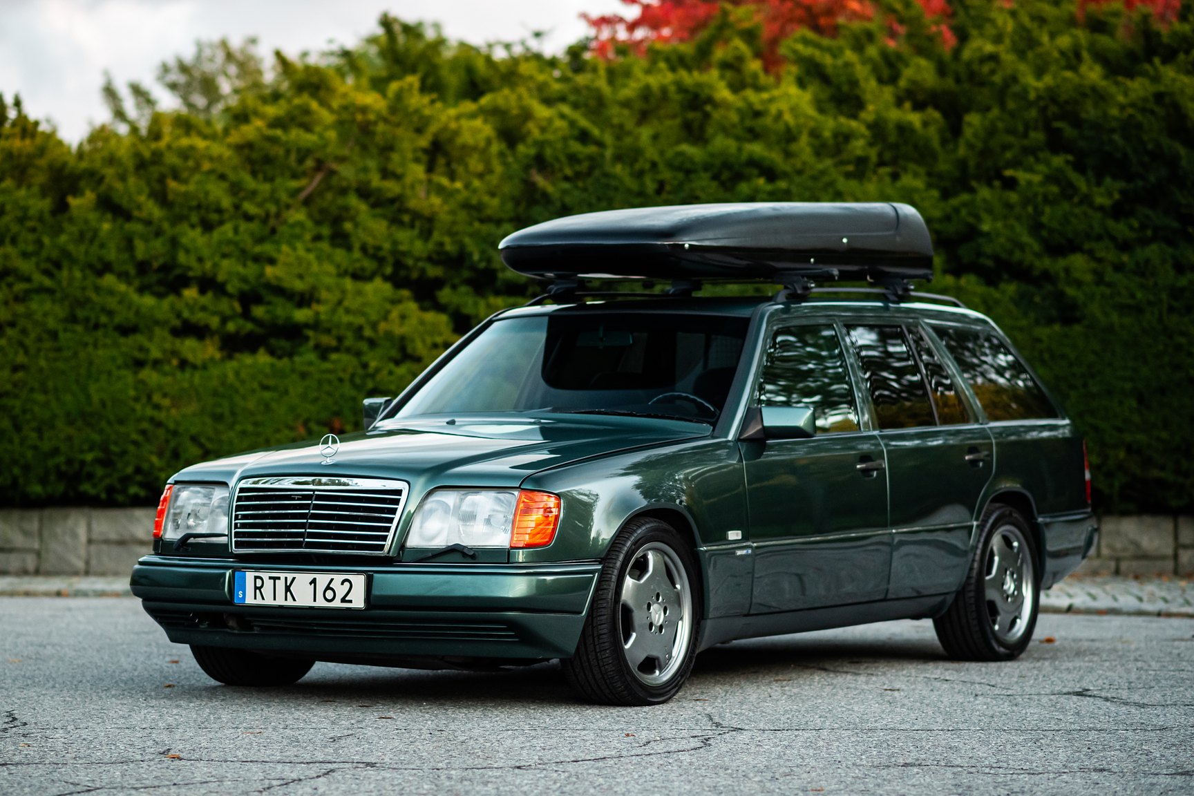 Exterior image of 1996 MERCEDES-BENZ E 320 T