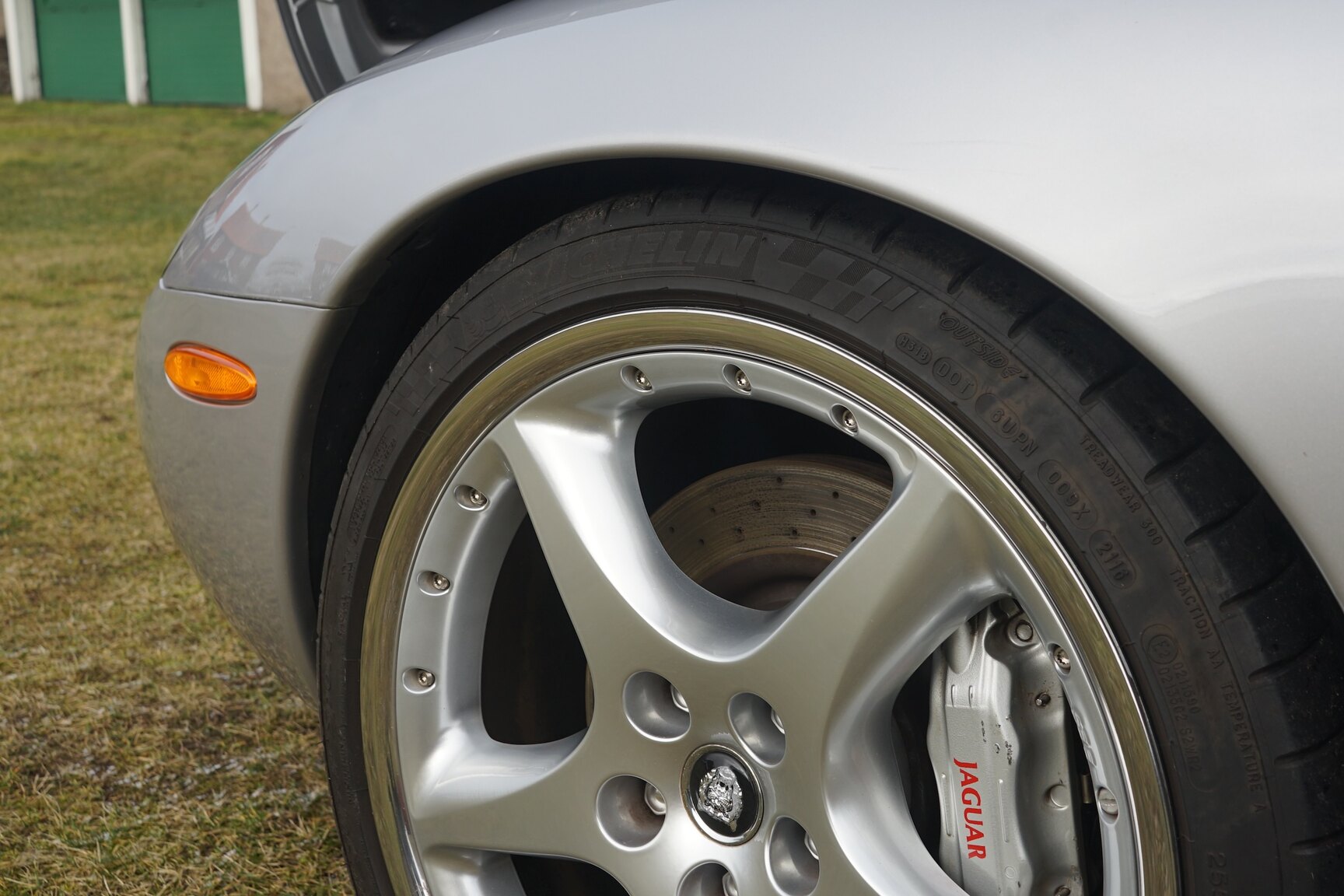 Exteriörbild på 2001 Jaguar XKR Silverstone