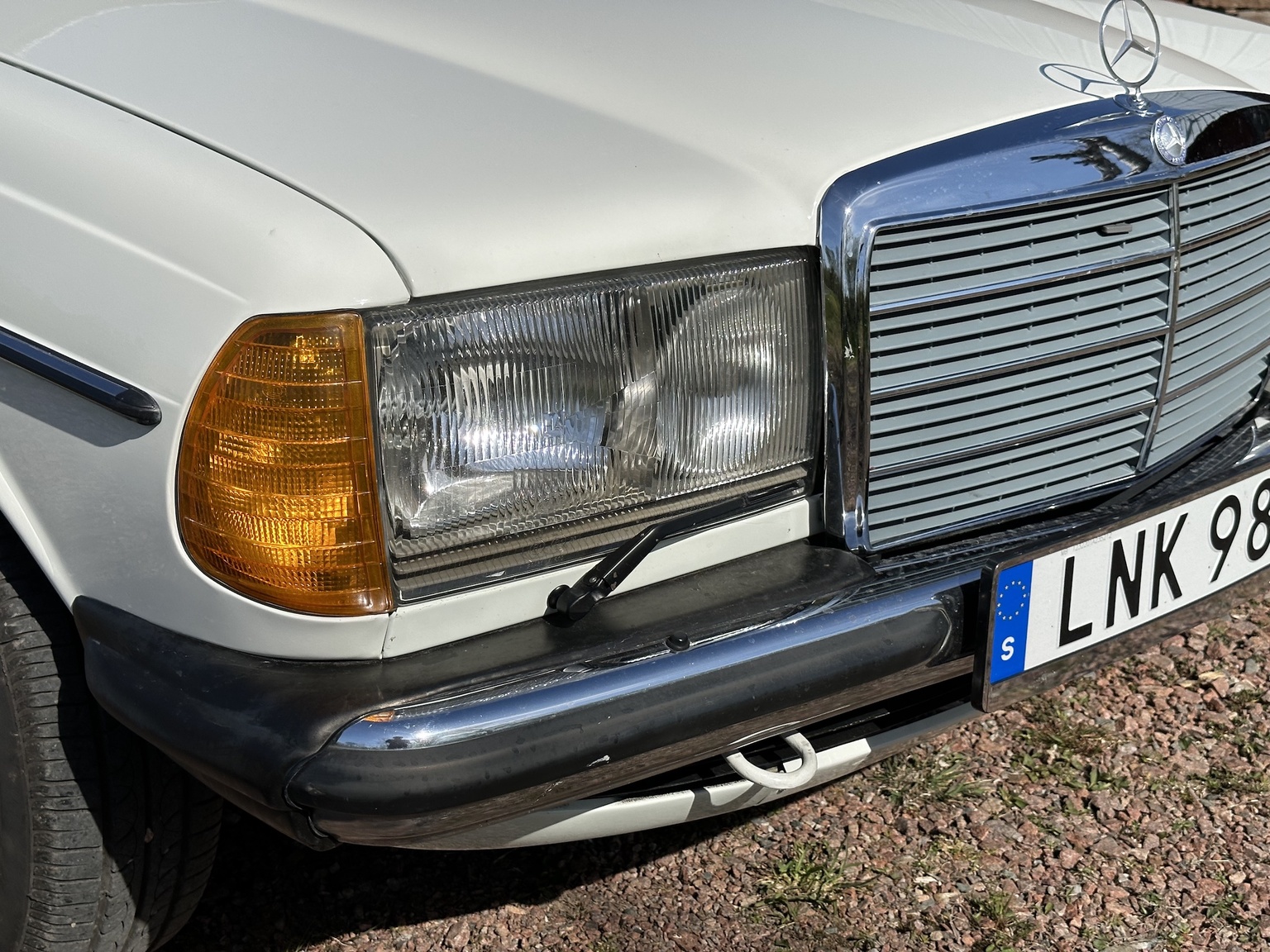 Exterior image of 1985 Mercedes-Benz 200
