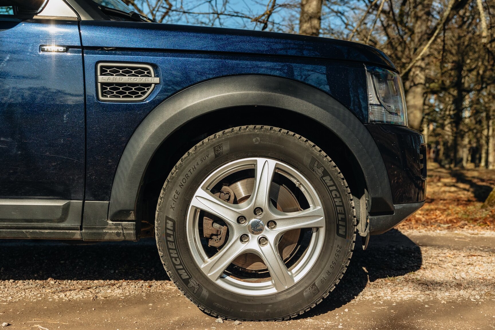 Exterior image of 2015 Land Rover Discovery 3.0 TDV6