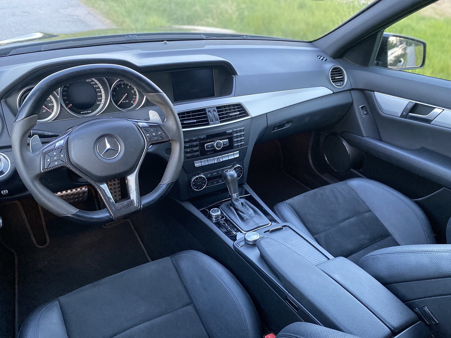 Innenraumfoto von 2011 Mercedes-Benz C 63 AMG
