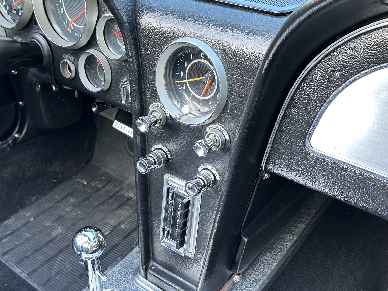 Interior image of 1964 Corvette C2 Stingray Cabriolet (31)