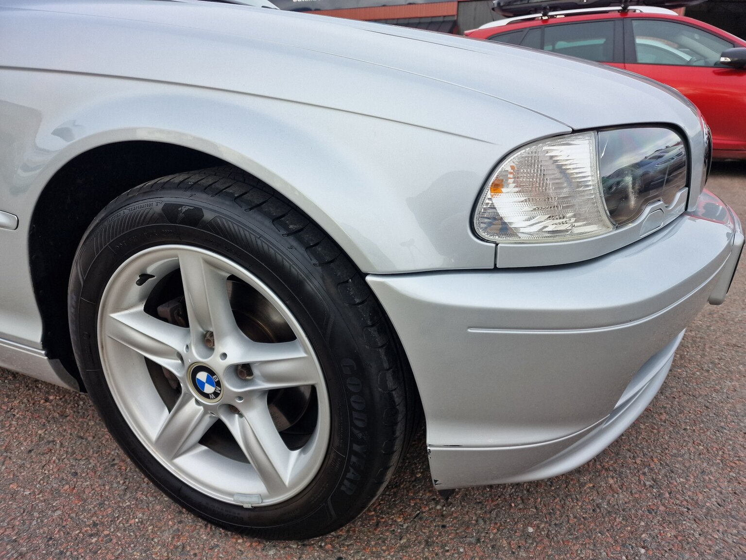 Exteriörbild på 2002 BMW 320Ci