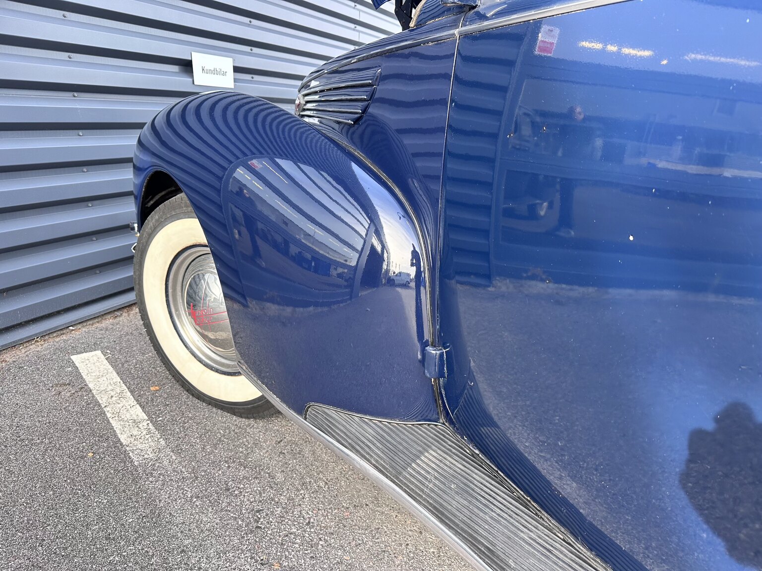 Exterior image of 1938 Lincoln Zephyr Sedan V12