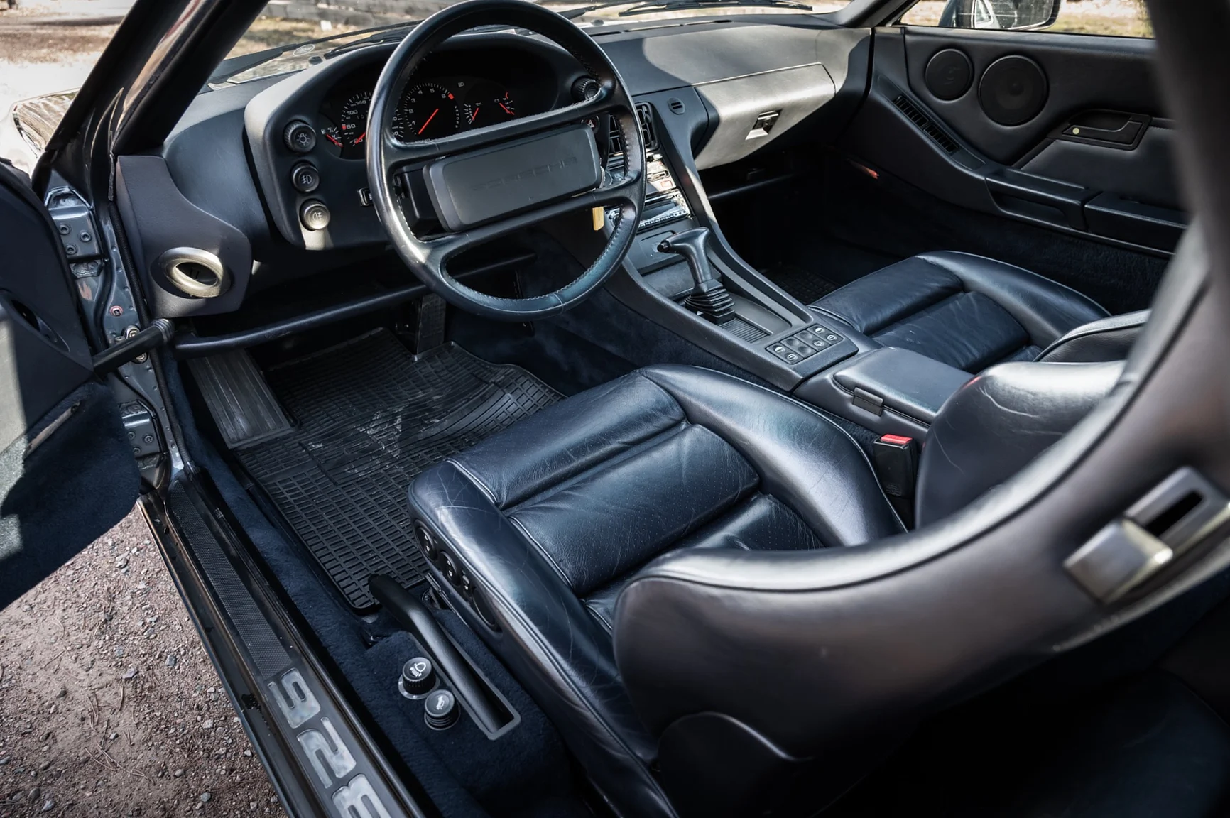 Interior image of 1988 Porsche 928 S4 (1)