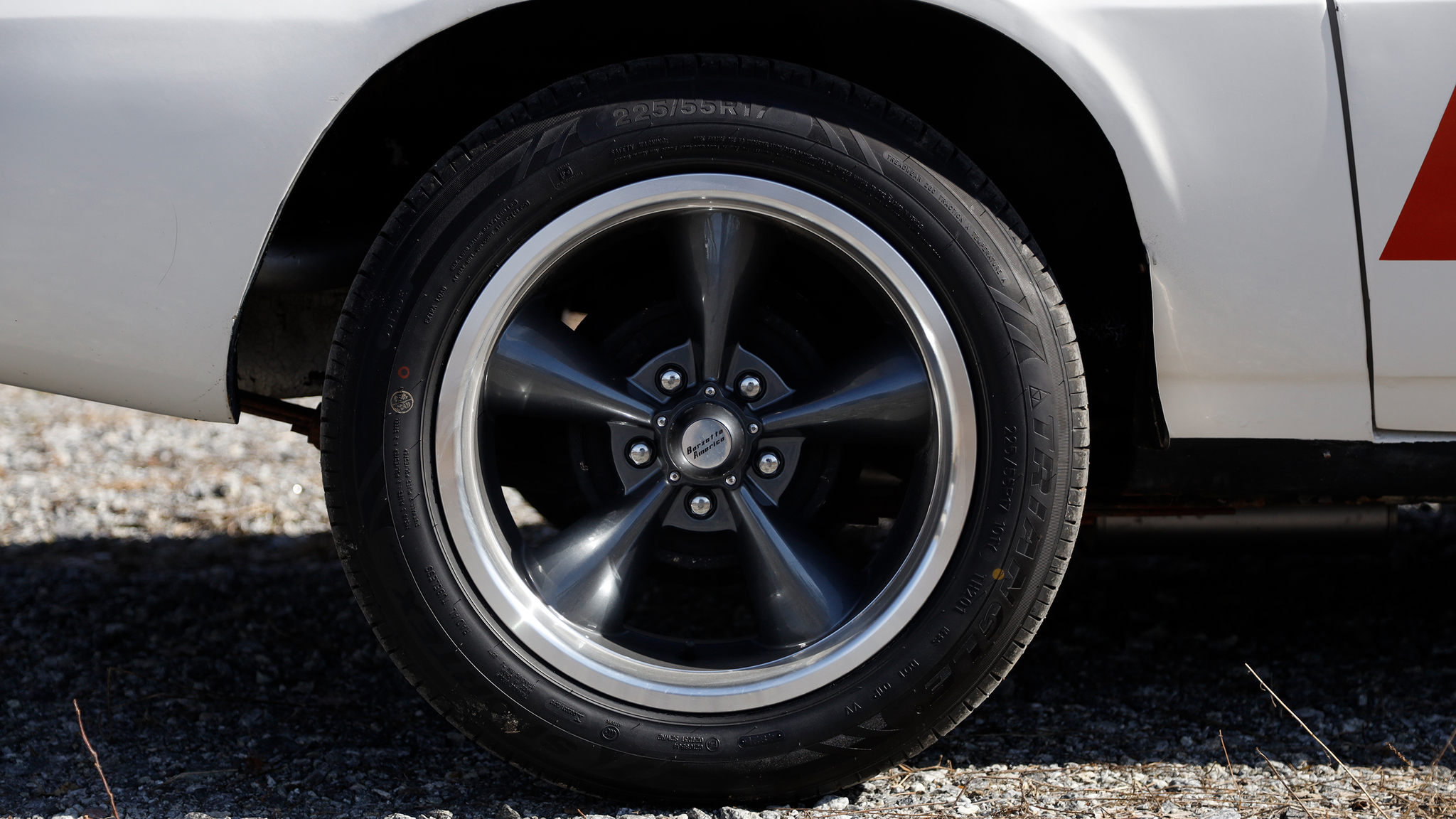 Exteriörbild på 1975 Chevrolet Camaro 307 (13)