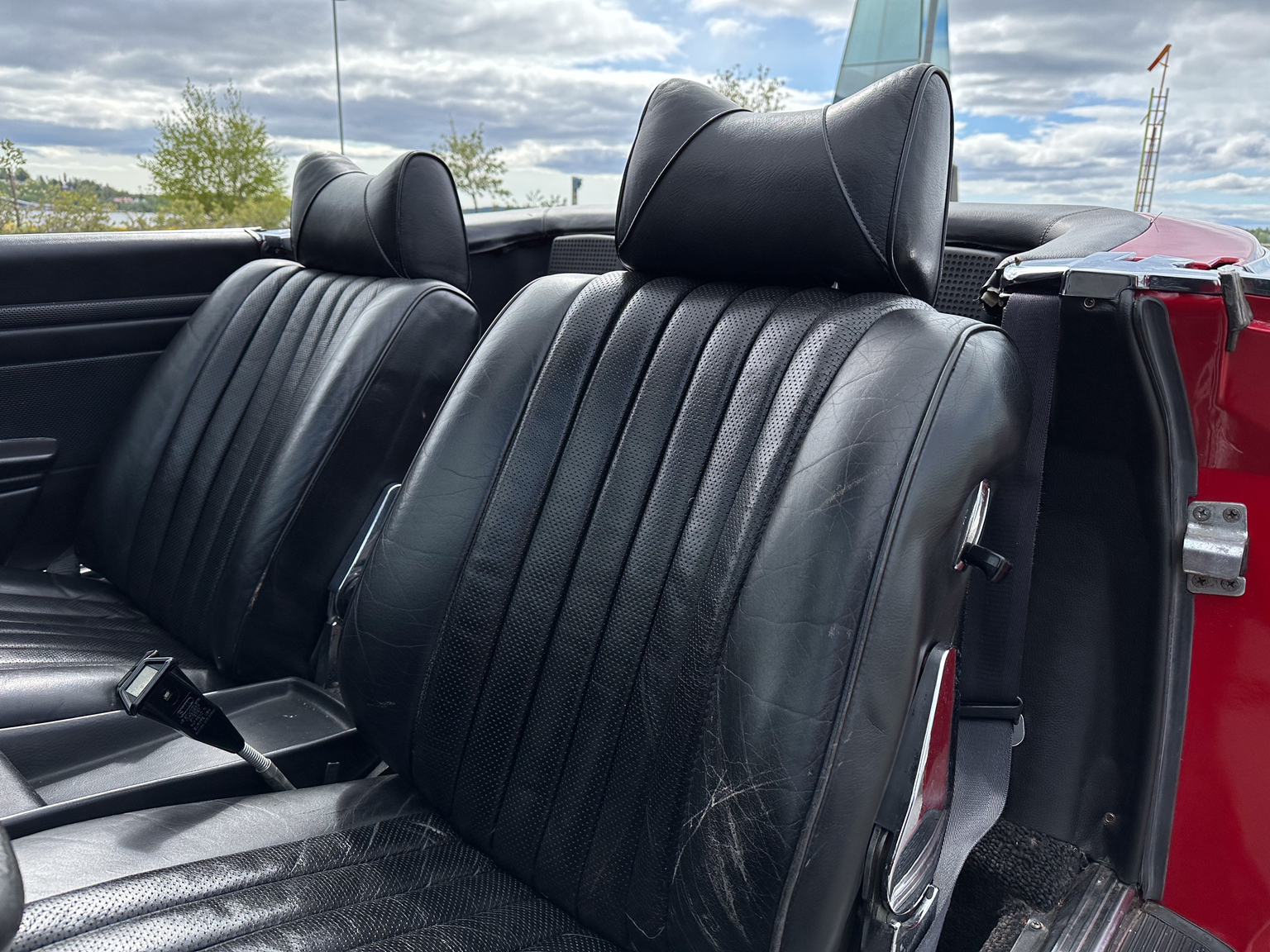 Interior image of 1975 Mercedes-Benz 280 SL (16)