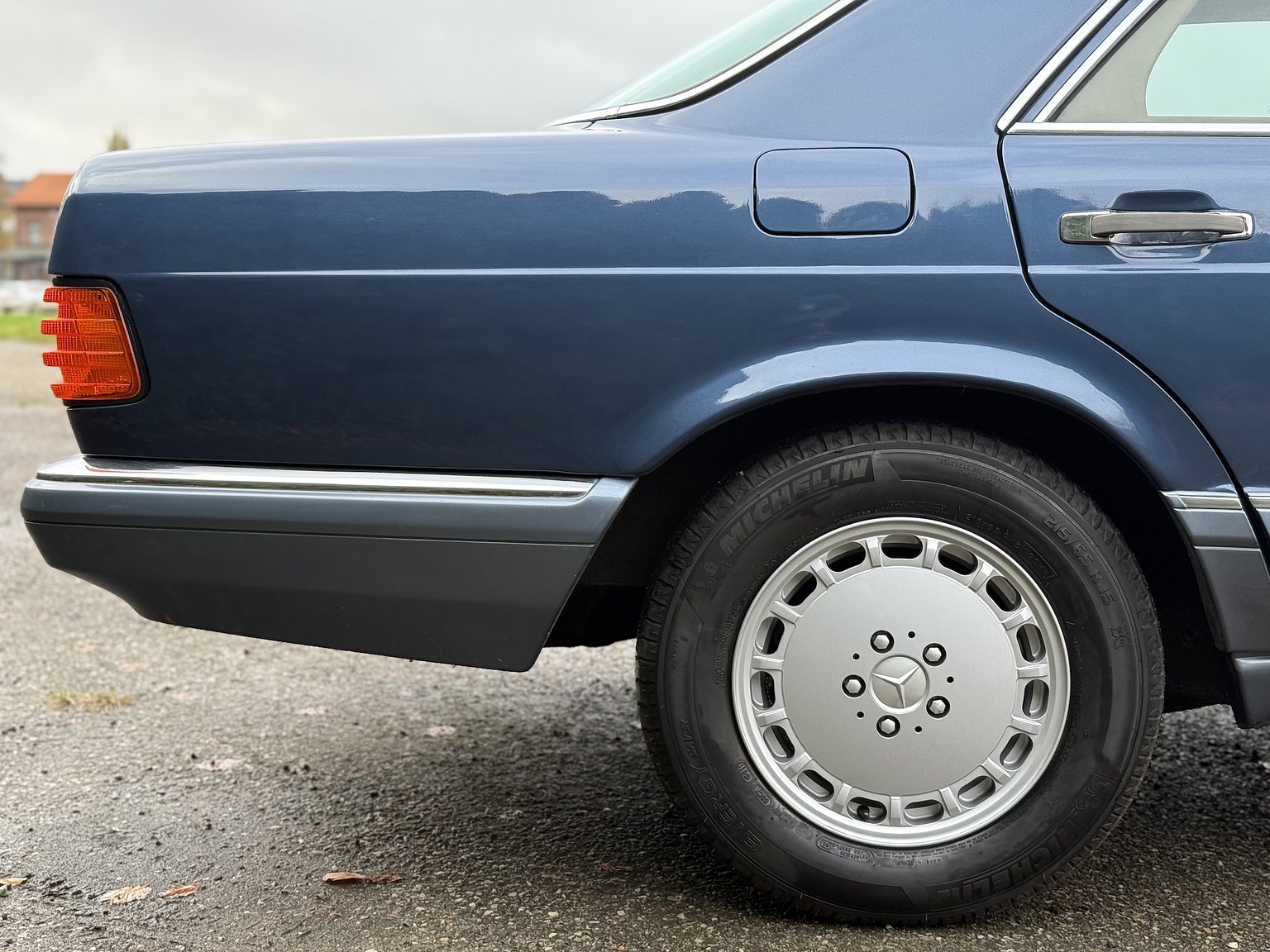 Exteriörbild på 1987 Mercedes-Benz 300 SE