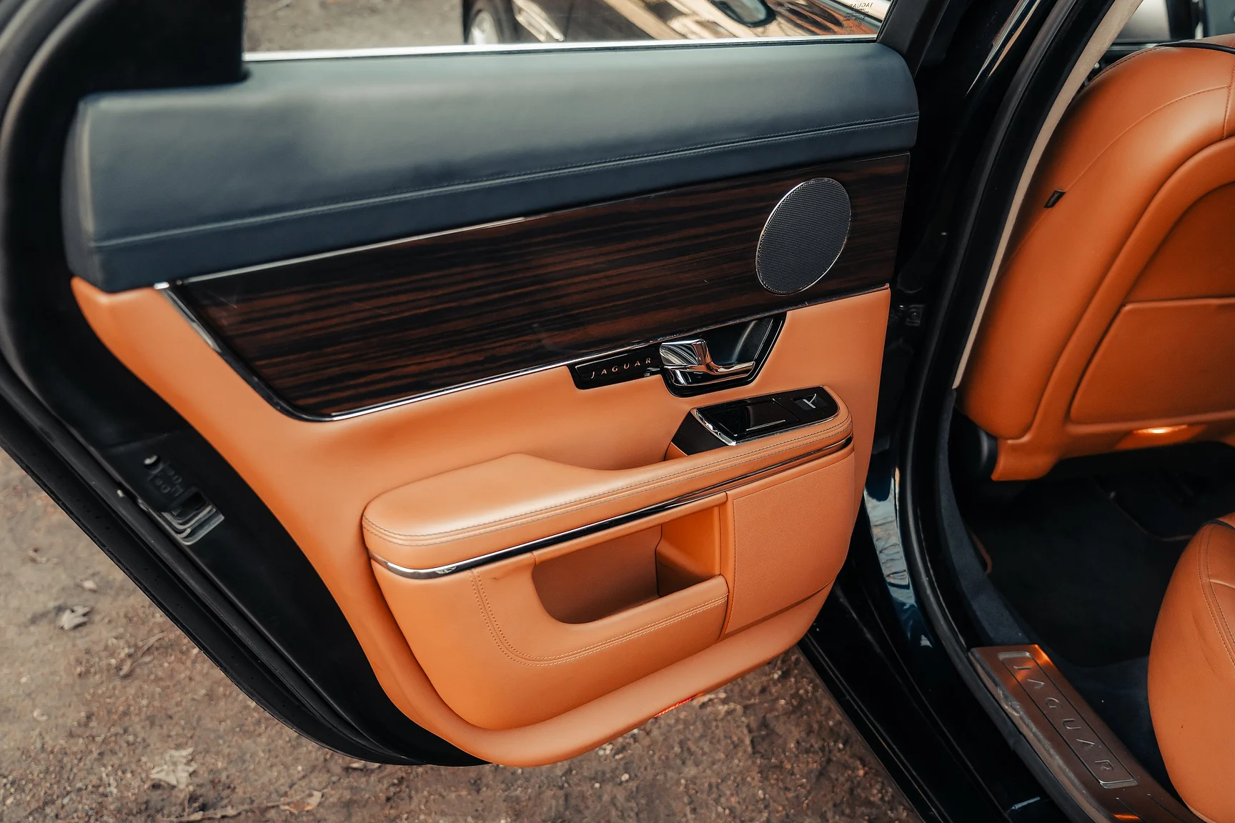 Interior image of 2012 Jaguar XJ (24)