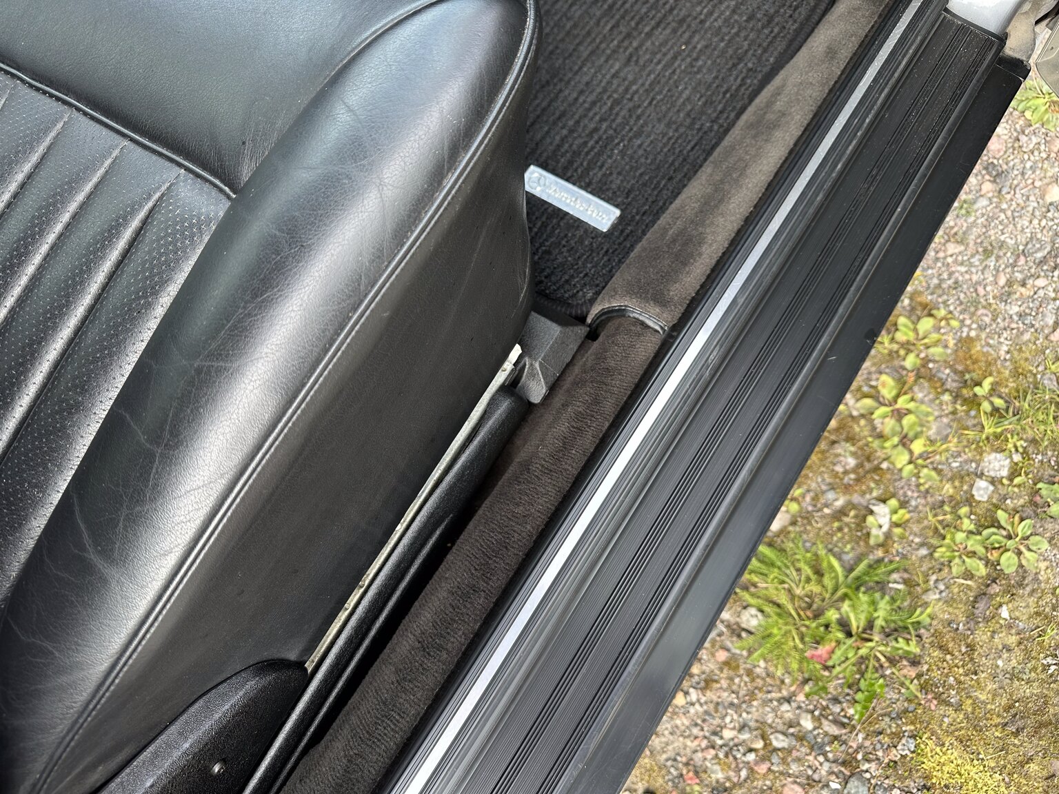 Interior image of 1987 Mercedes 300 SE (50)