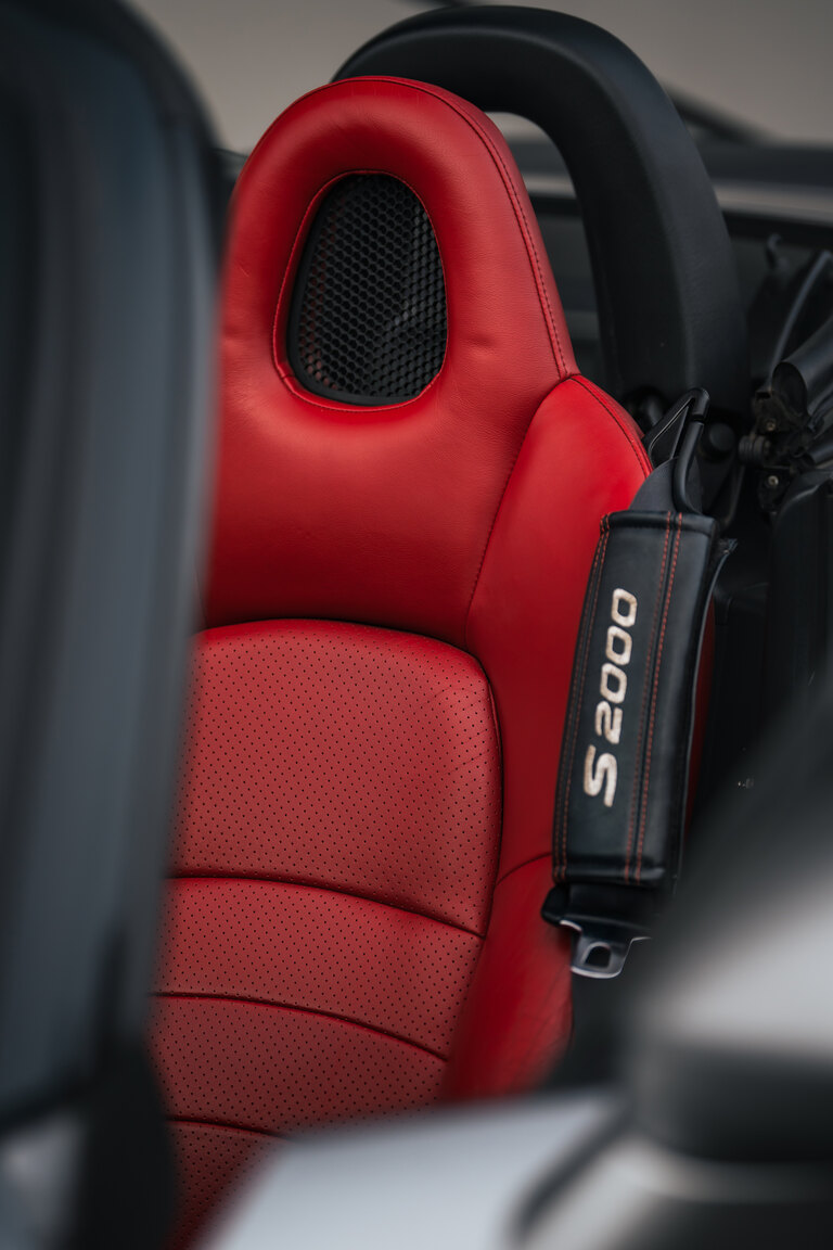 Interior image of 2000 Honda S2000 AP1
