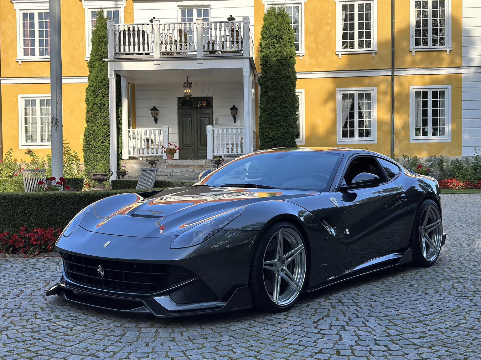 Exteriörbild på 2013 Ferrari F12 Berlinetta
