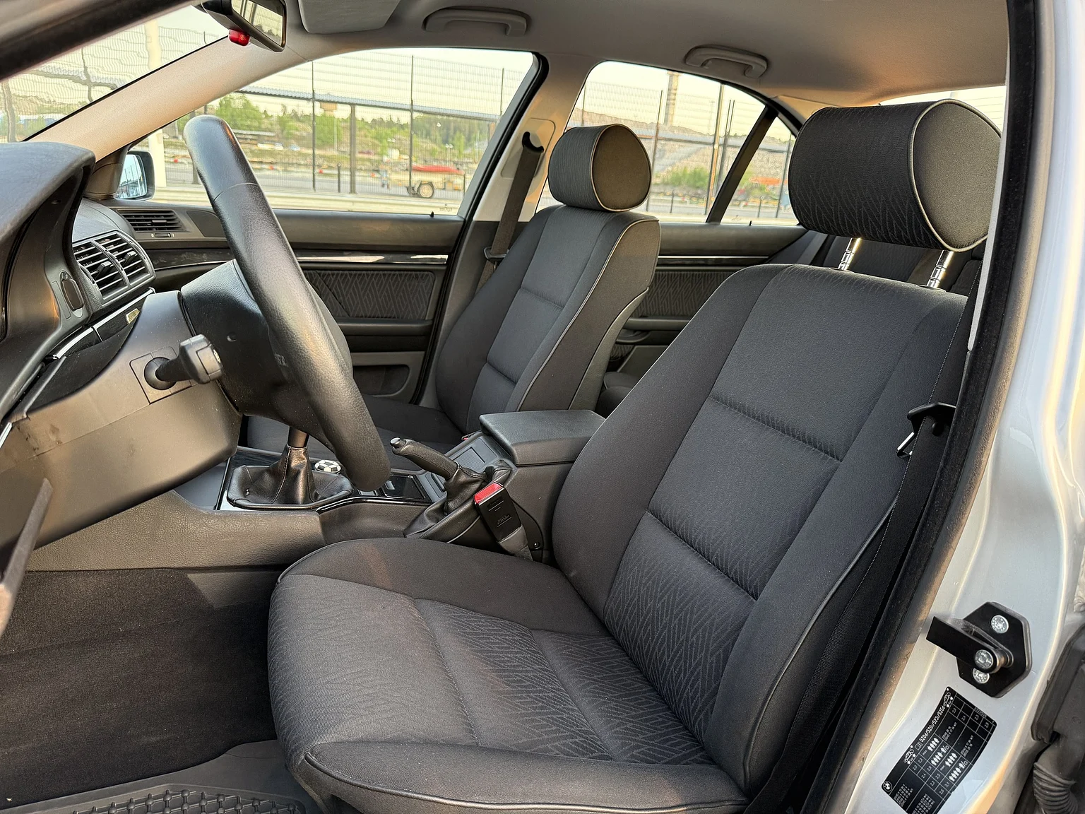 Interior image of 2002 BMW 520i (19)
