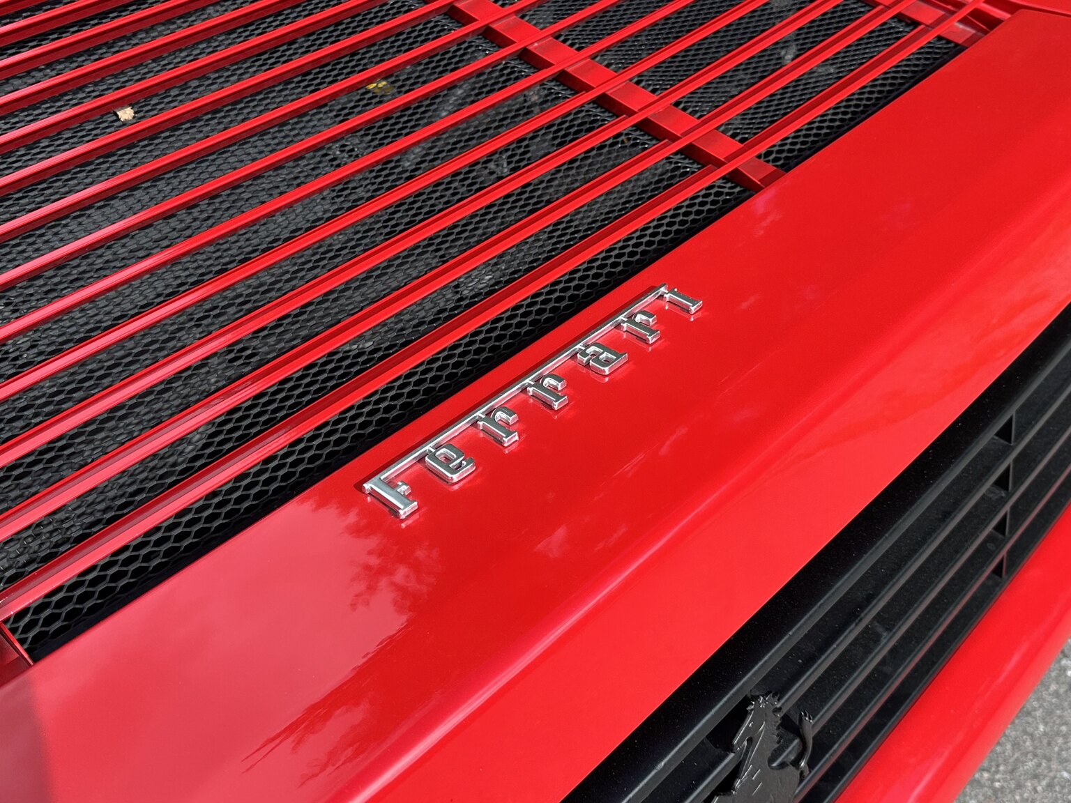 Exteriörbild på 1990 Ferrari 348 (31)