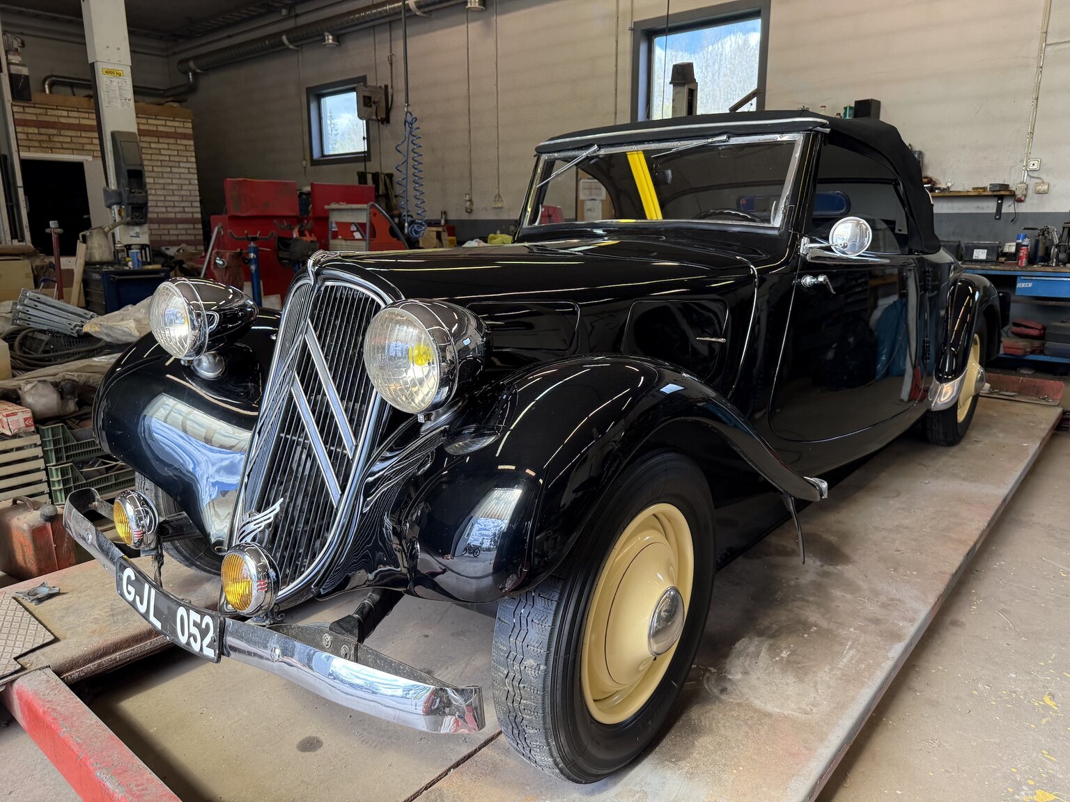 Exterior image of 1939 Citroën Berline 11 Sport Convertible