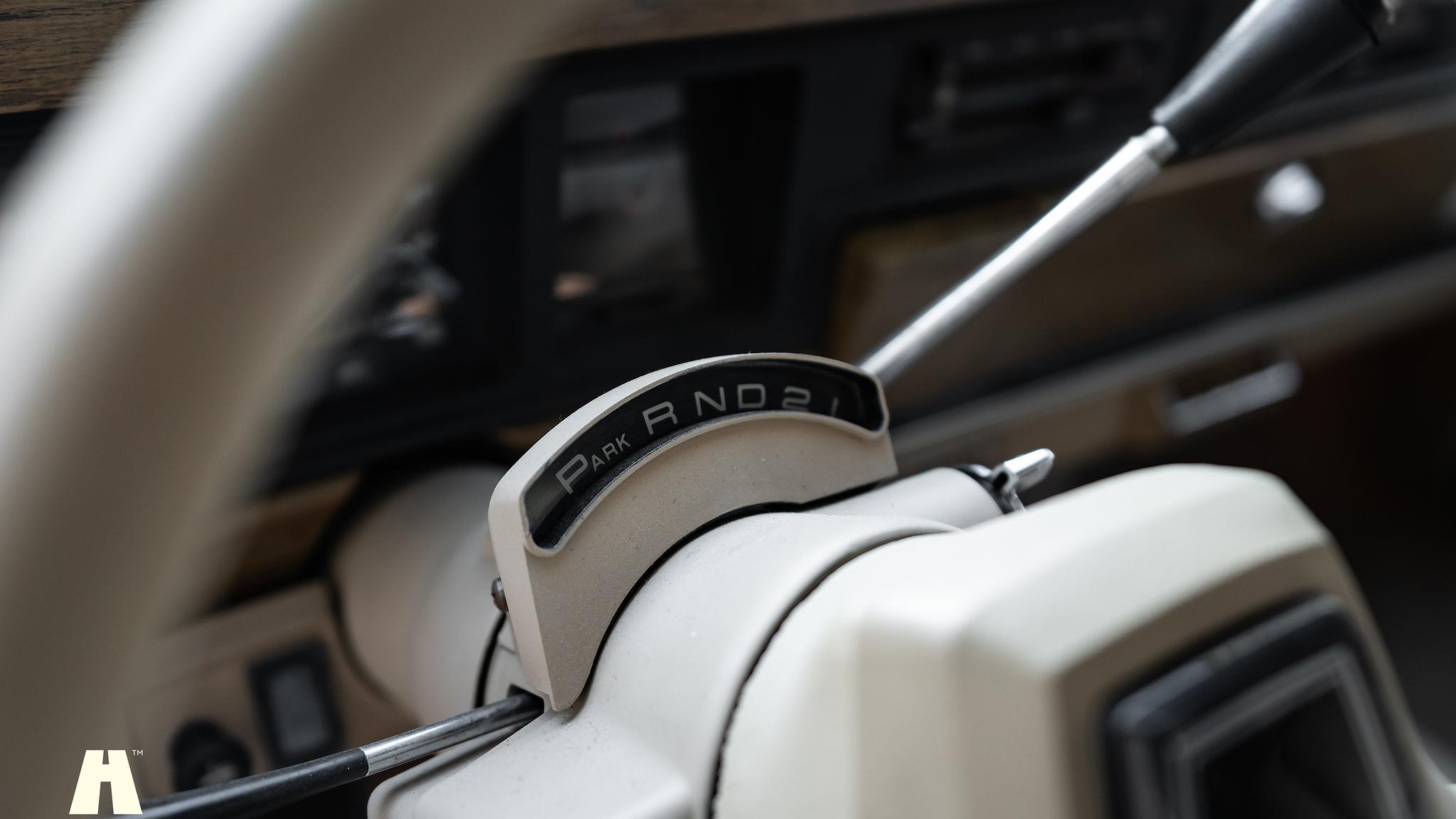 Interior image of 1991 Jeep Grand Wagoneer 1991 (6)