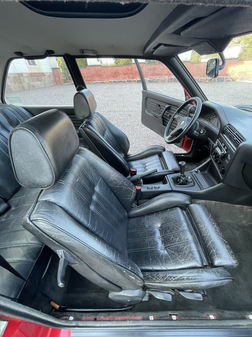 Interior image of 1987 BMW 320i