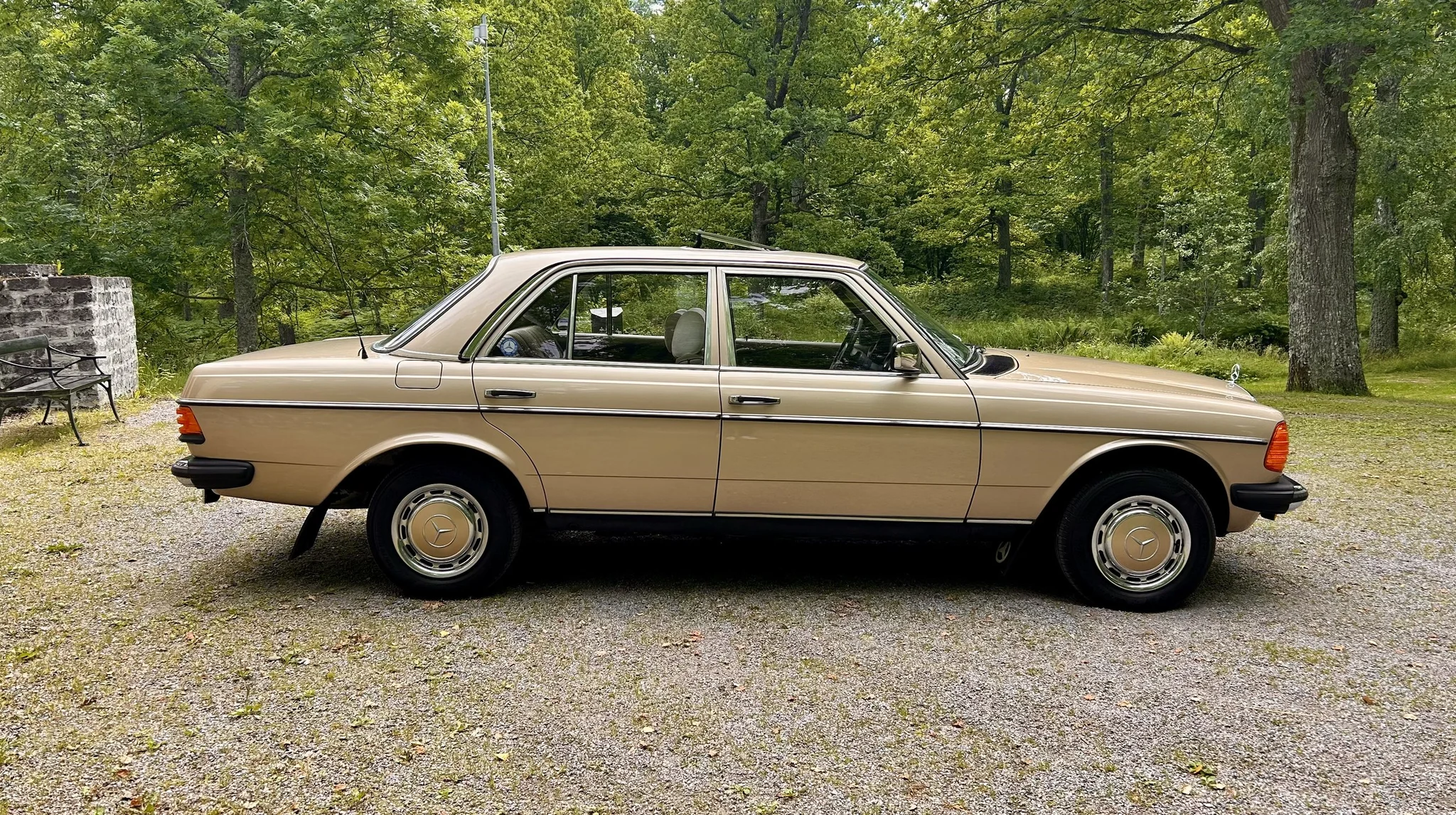 Exteriörbild på 1976 Mercedes-Benz 300 D (12)