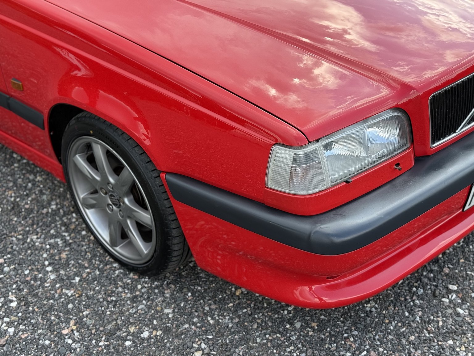 Exterior image of 1996 Volvo 850 R "T-Röd"