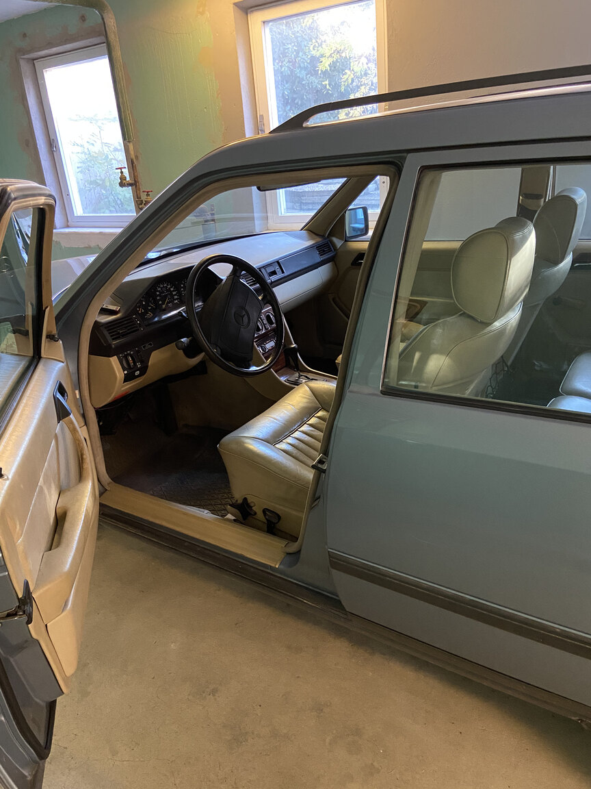 Interior image of 1989 Mercedes-Benz 300 TE 4Matic