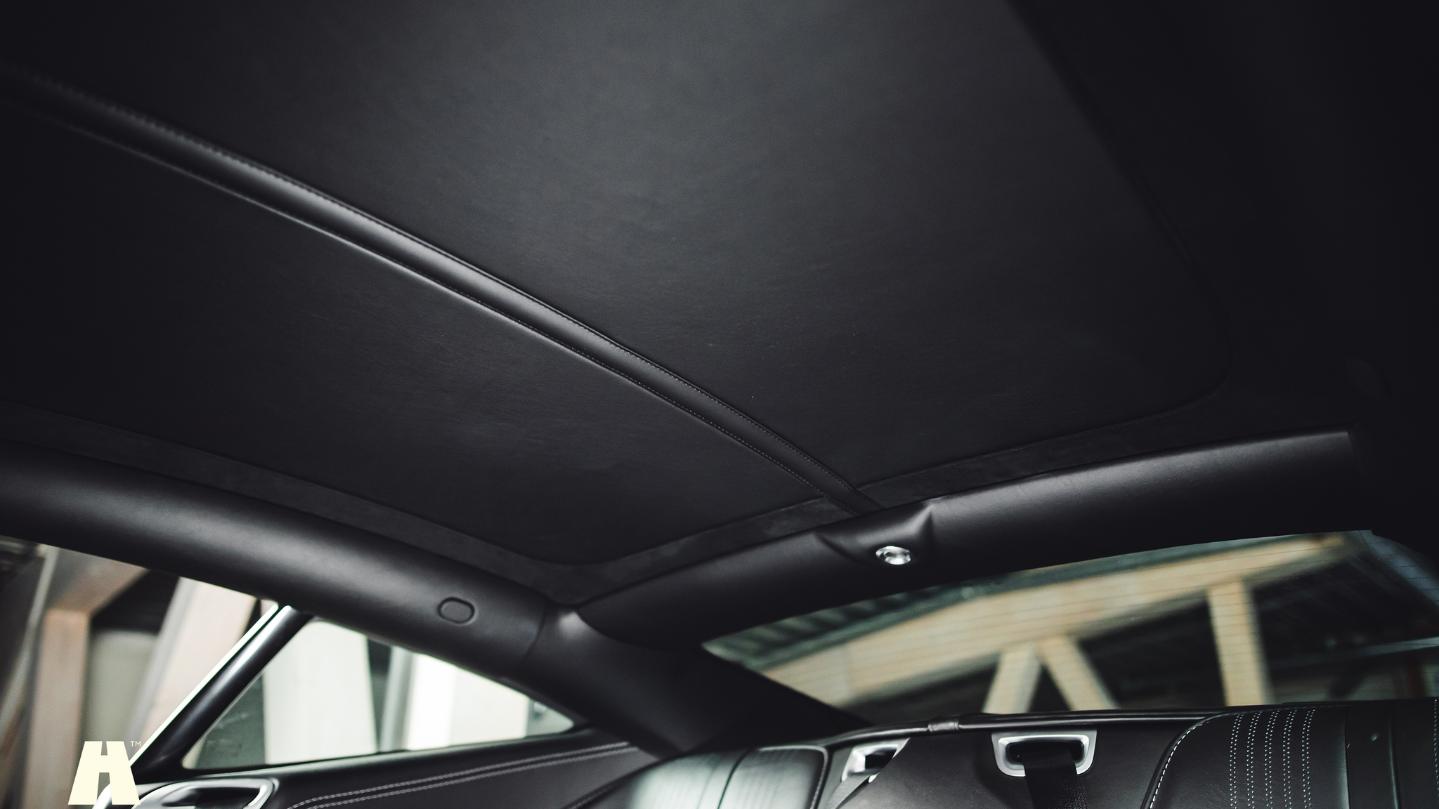 Innenraumfoto von 2019 Aston Martin DB11 AMR (54)