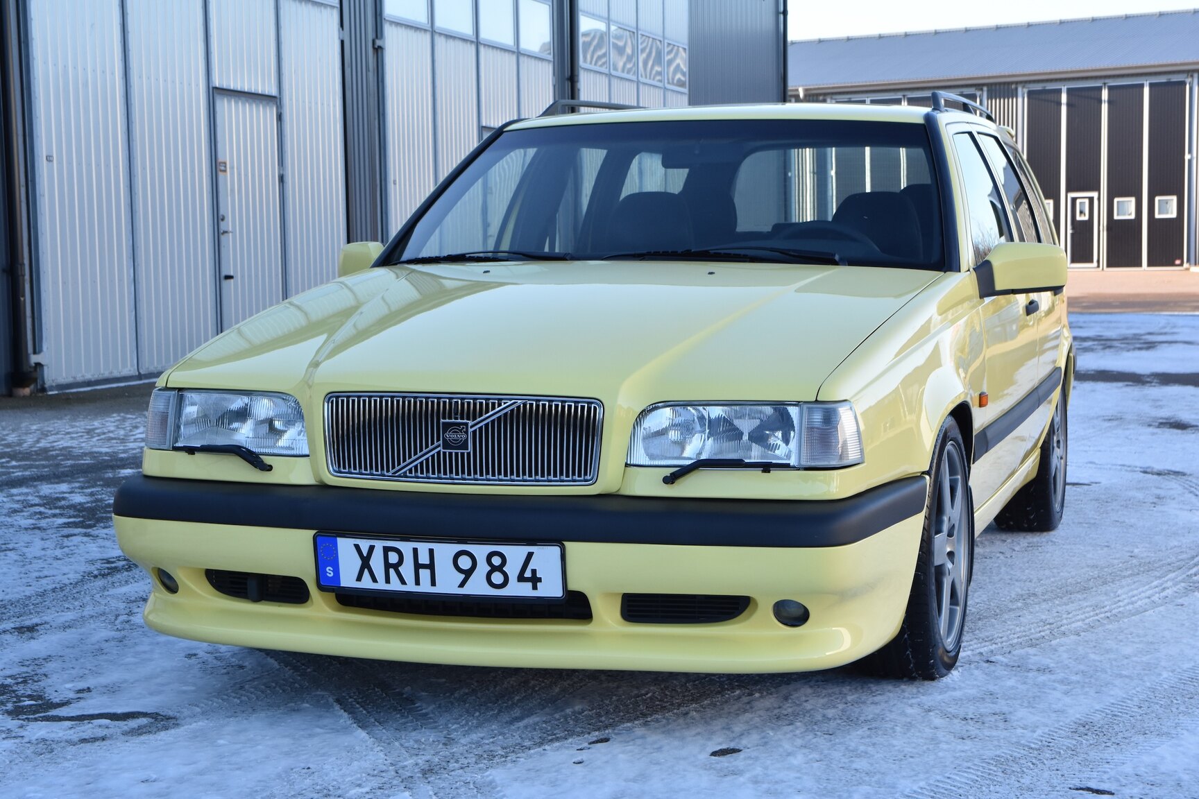 Exterior image of 1995 Volvo 850 T-5R Kombi
