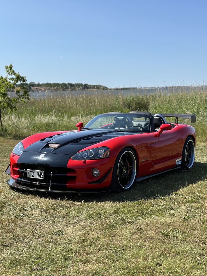 Exterior image of 2004 Dodge Viper SRT-10 (16)