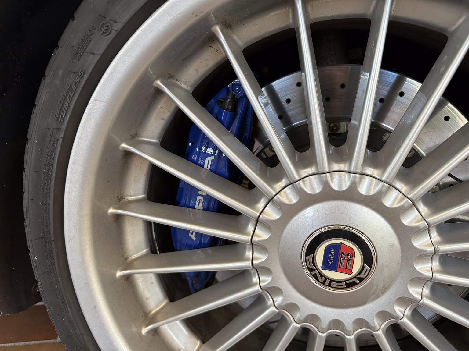 Exteriörbild på 2002 ALPINA B10 V8S