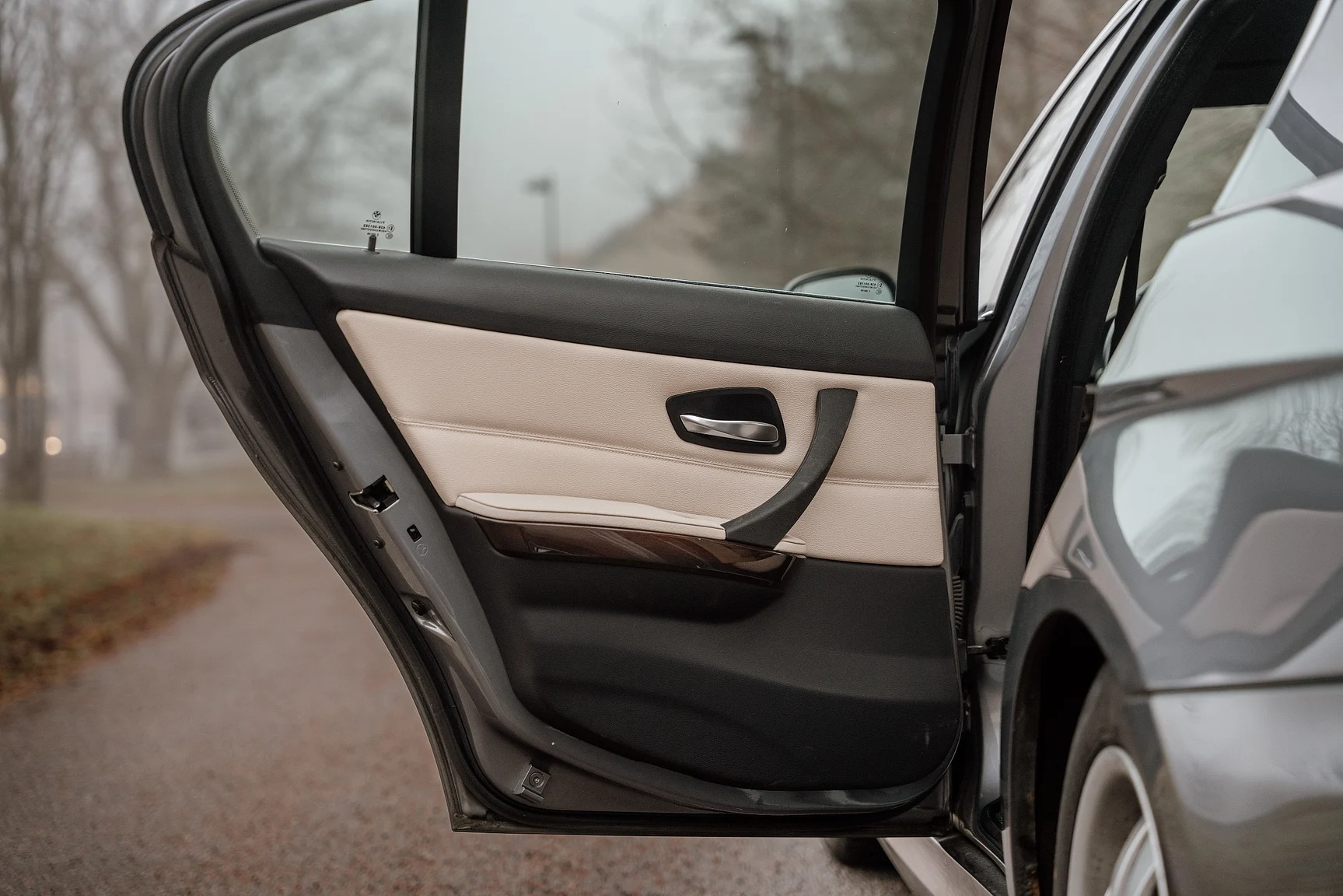 Interior image of 2010 BMW 325i Sedan (39)