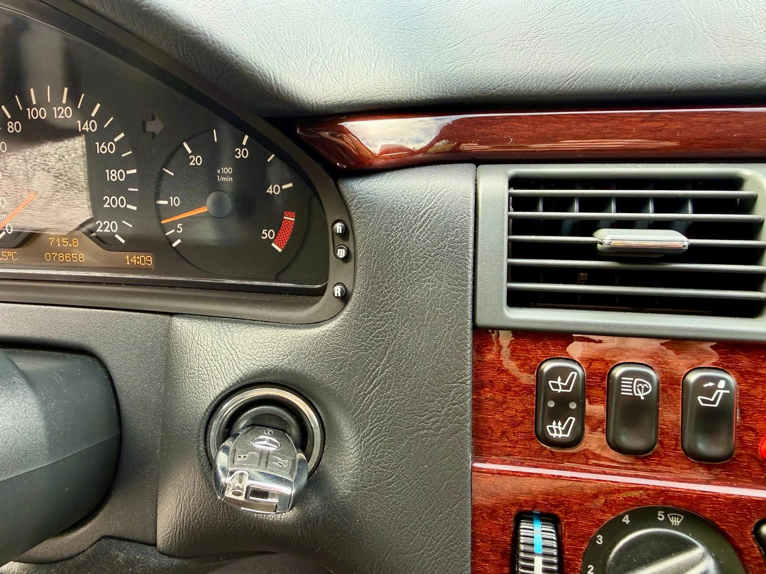 Innenraumfoto von 1997 Mercedes-Benz E 290 TD (14)