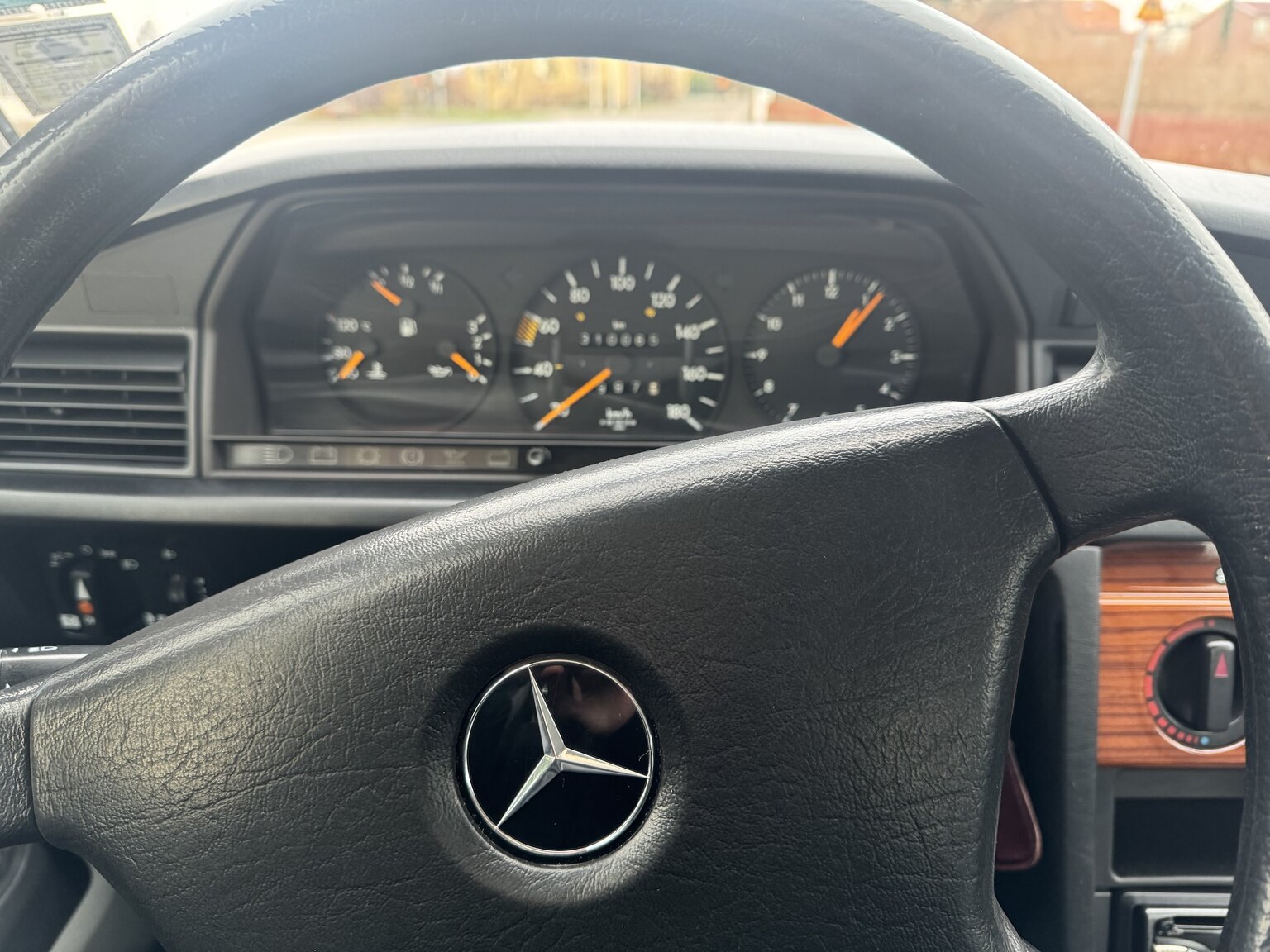 Innenraumfoto von 1992 Mercedes-Benz 190 D