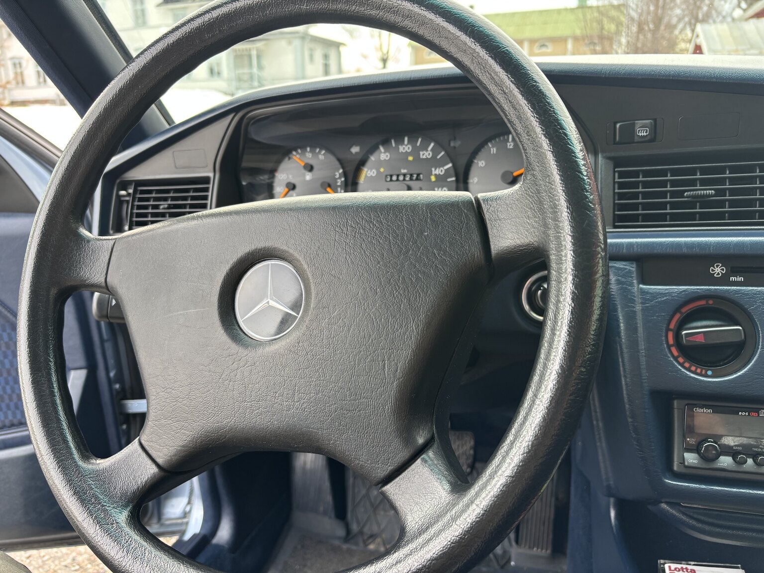 Innenraumfoto von 1992 Mercedes-Benz 190 D