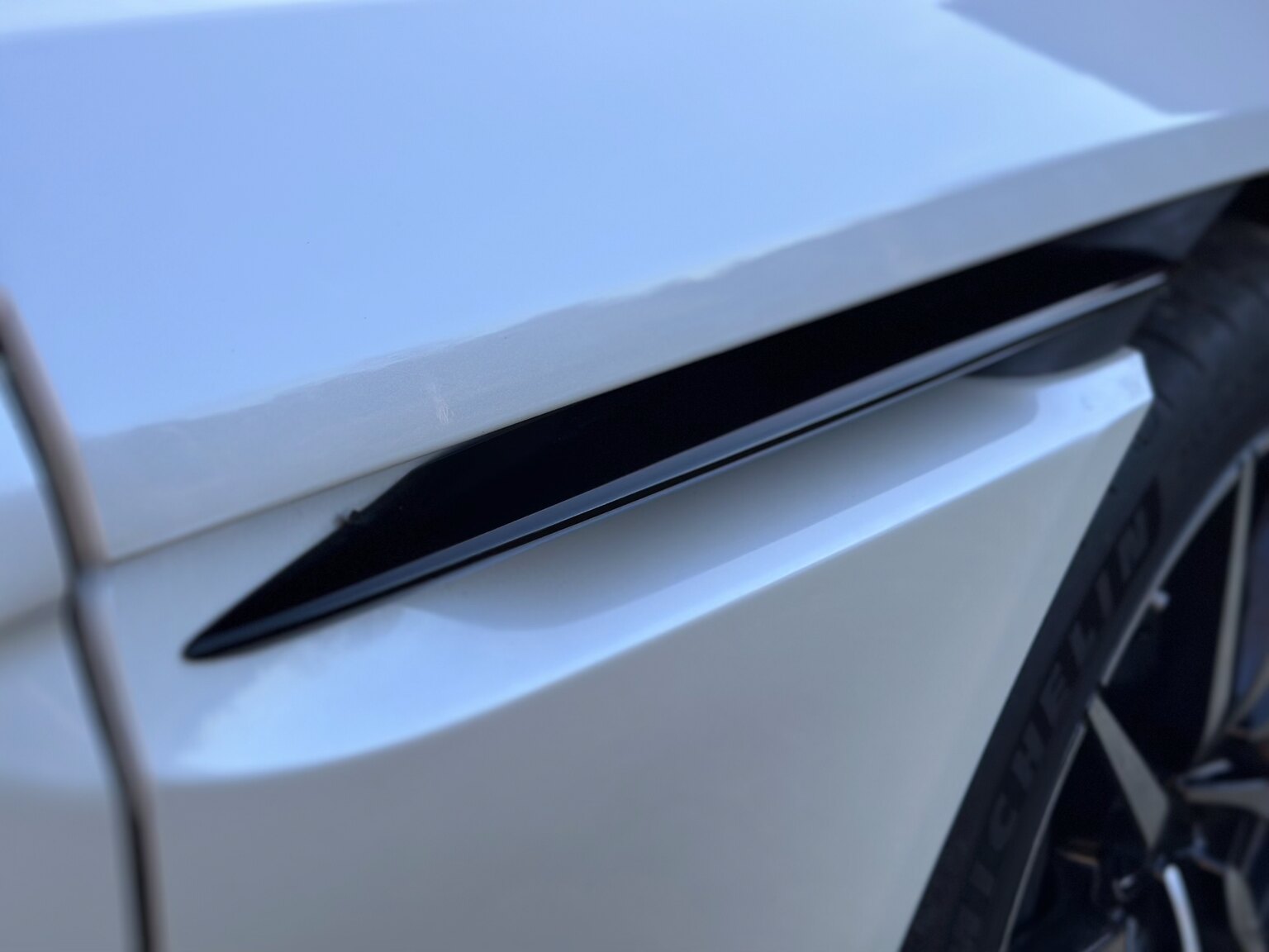 Exteriörbild på 2018 Aston Martin DB11