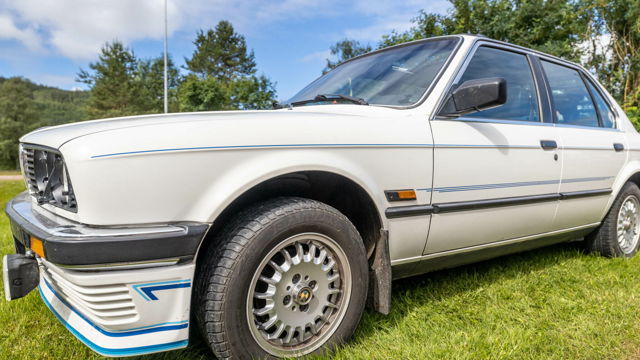 Exteriörbild på 1984 BMW 320i sedan