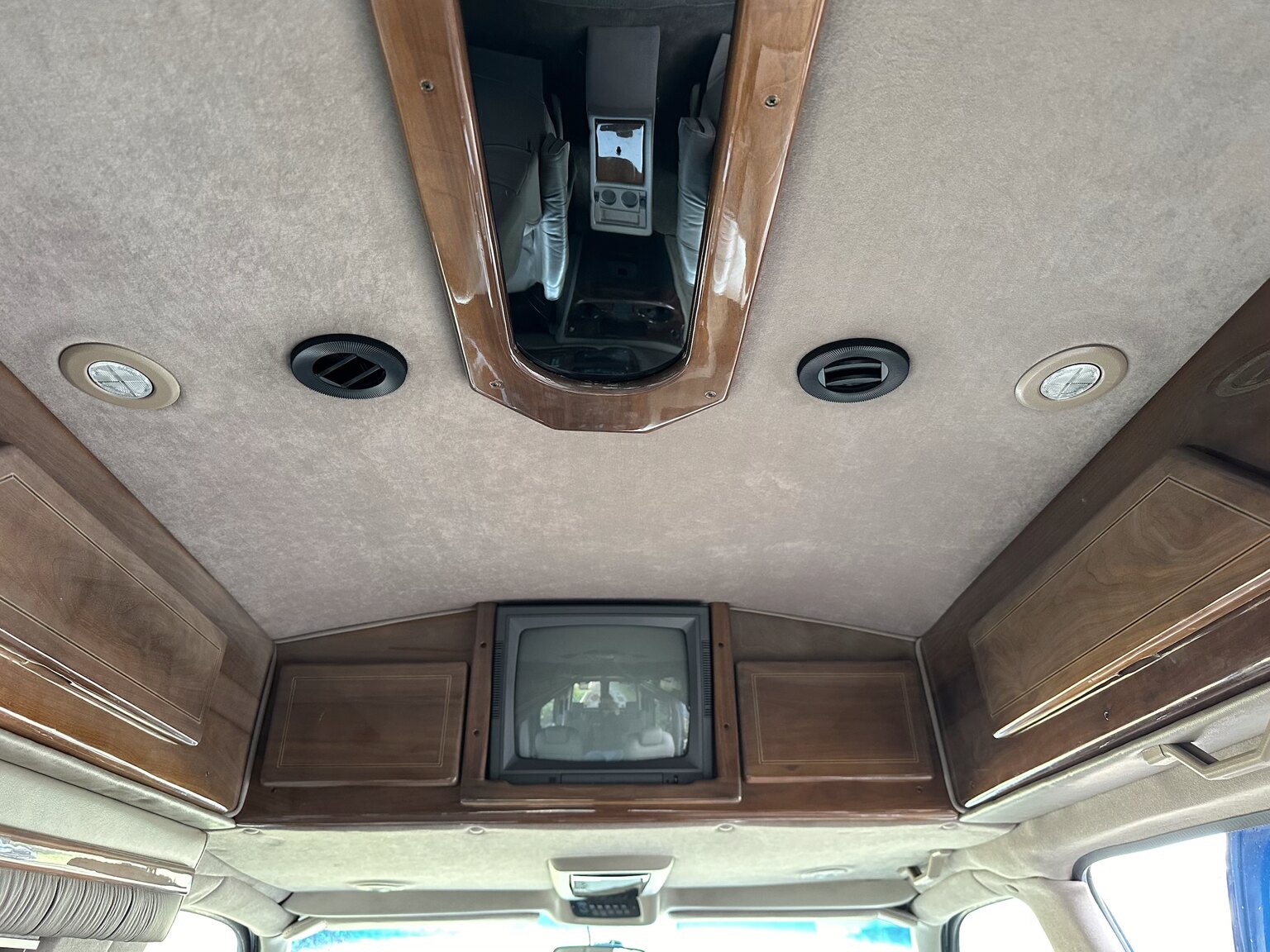 Interiörbild 2000 GMC Savana G1500 Conversion Van