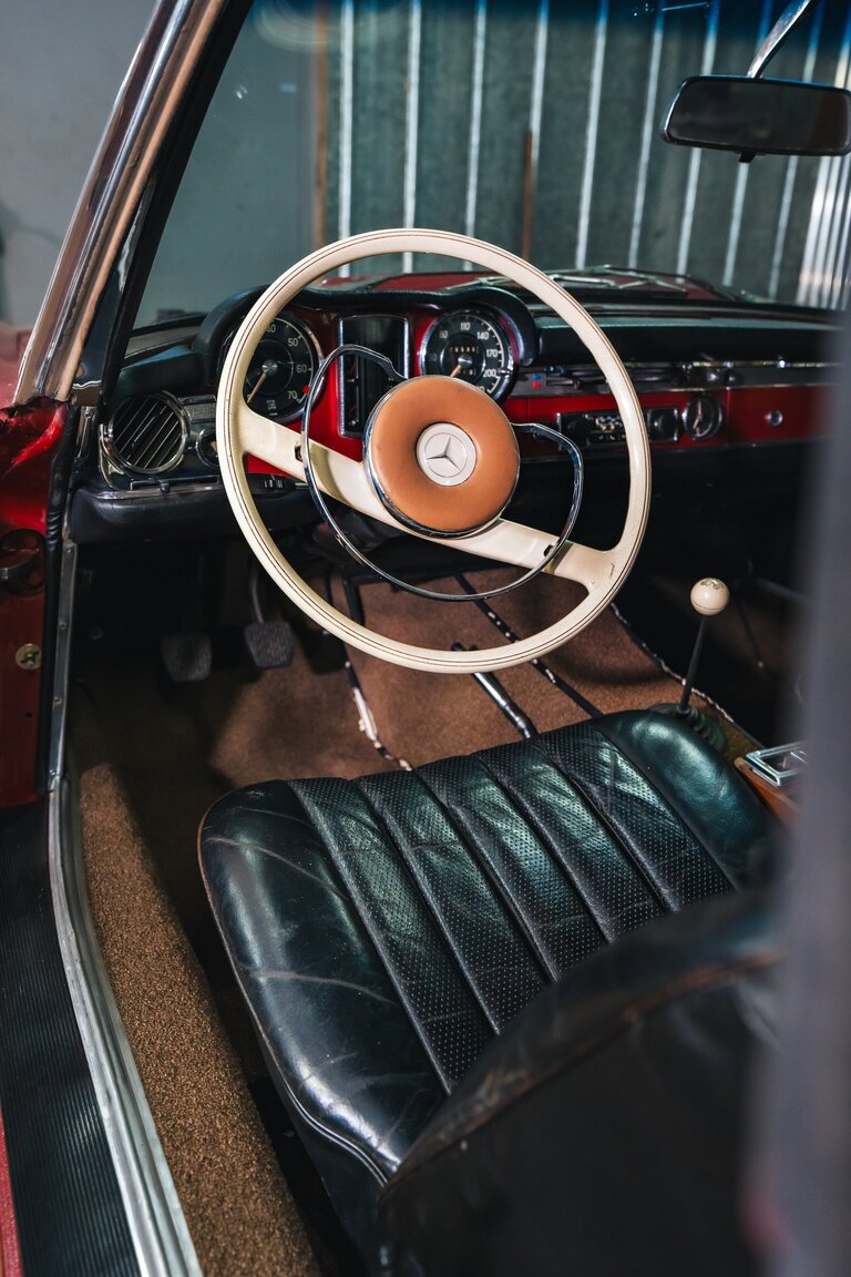 Innenraumfoto von 1966 Mercedes-Benz 230 SL 