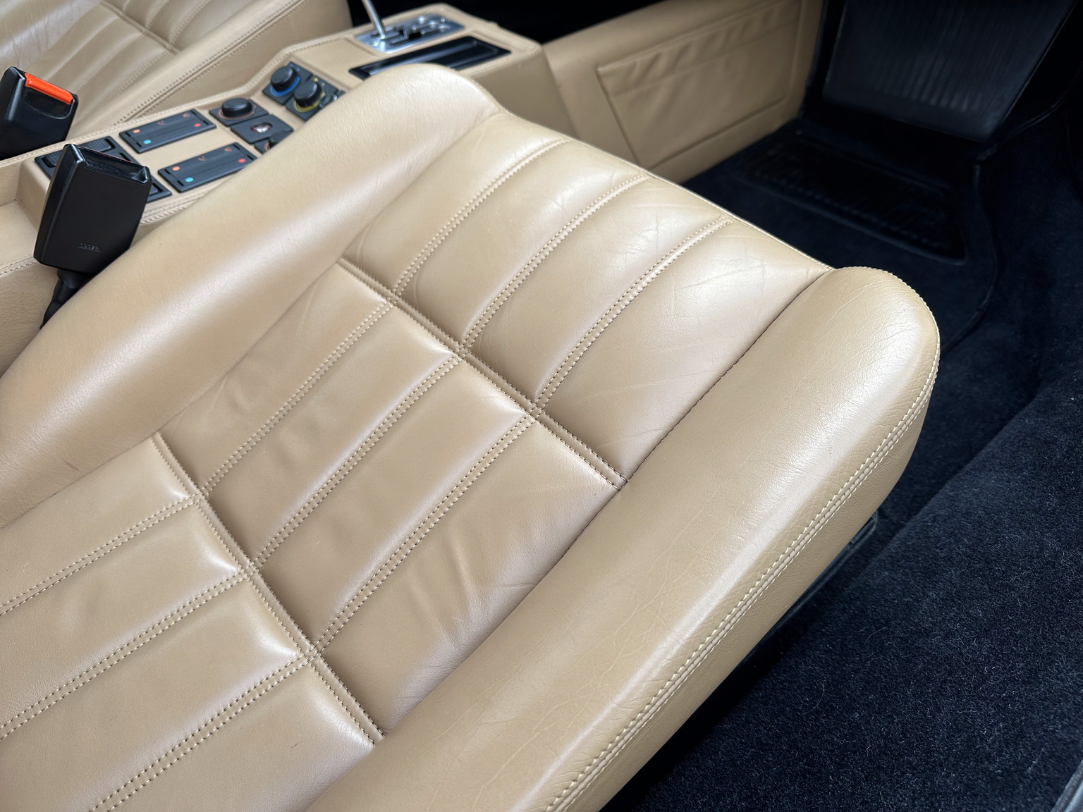 Interiörbild 1988 Ferrari 328 GTB