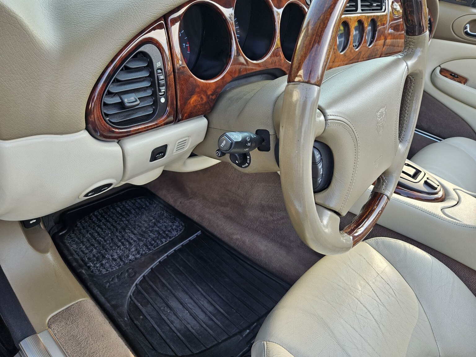 Interior image of 1998 Jaguar XK8 Cabriolet