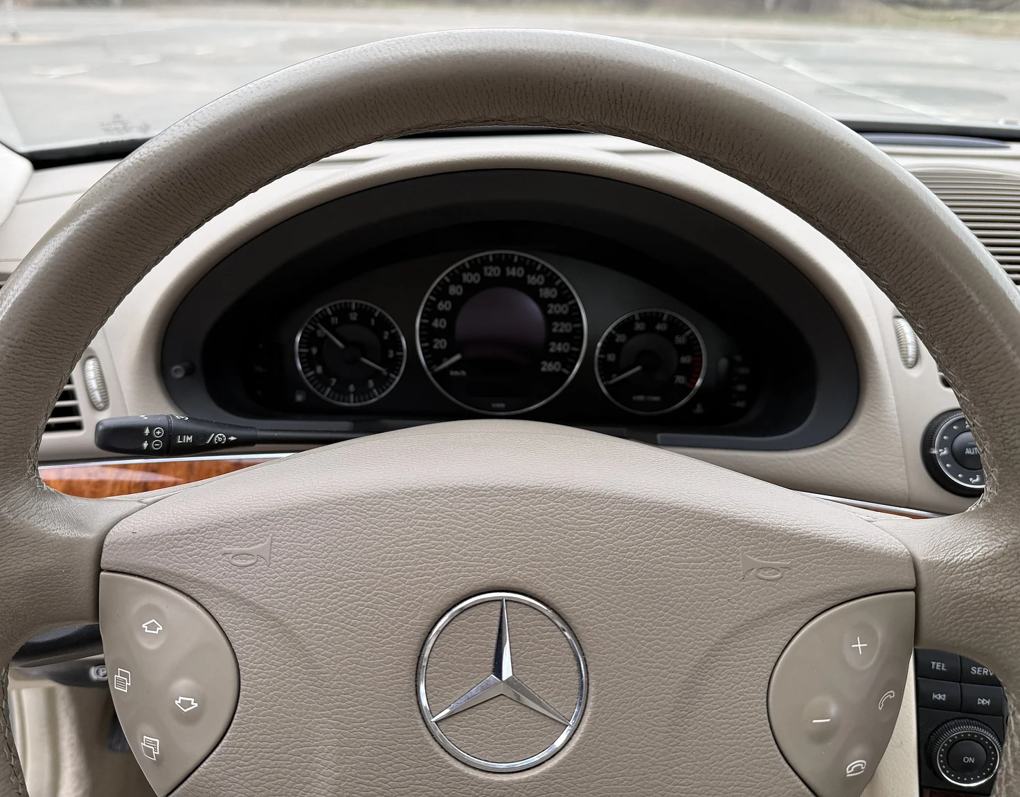 Innenraumfoto von 2004 Mercedes-Benz E 500 7G-Tronic (5)
