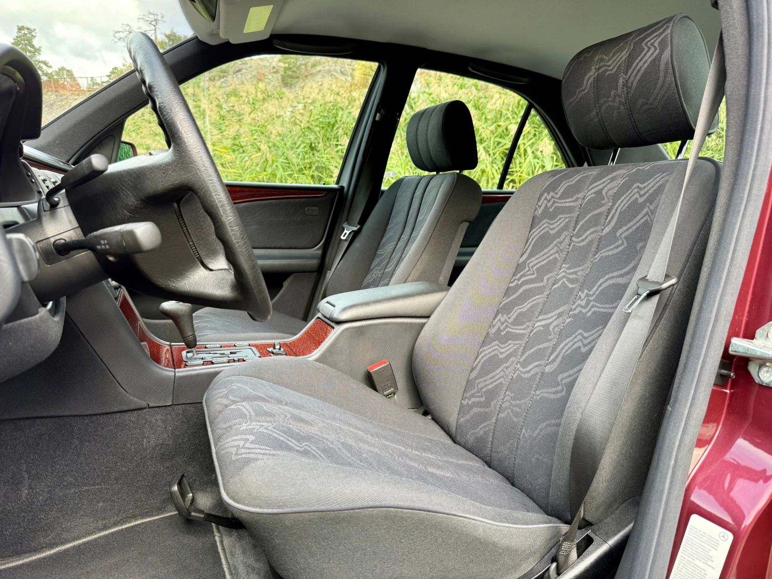 Innenraumfoto von 1997 Mercedes-Benz E 290 TD (11)