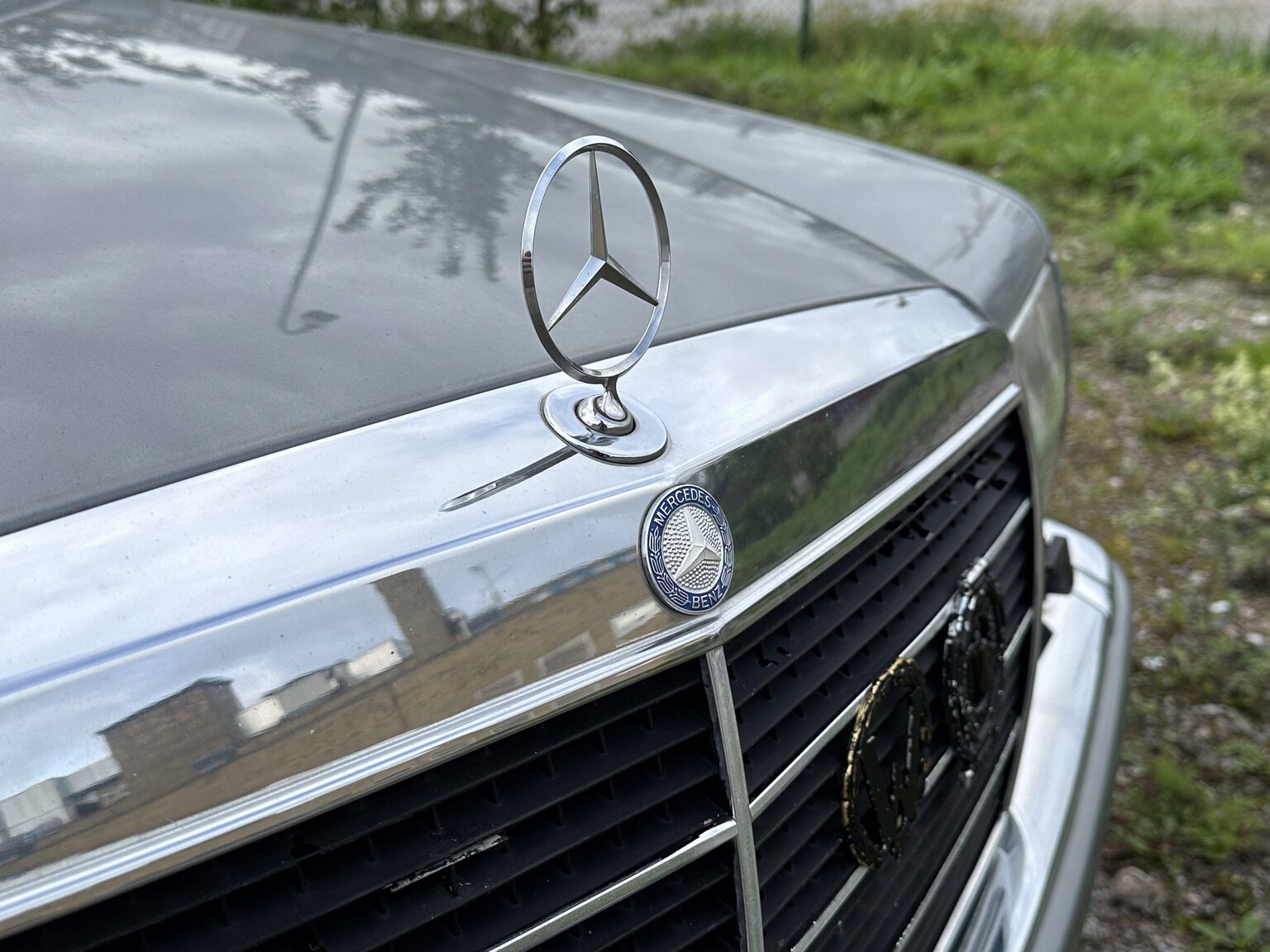 Exterior image of 1987 Mercedes 300 SE