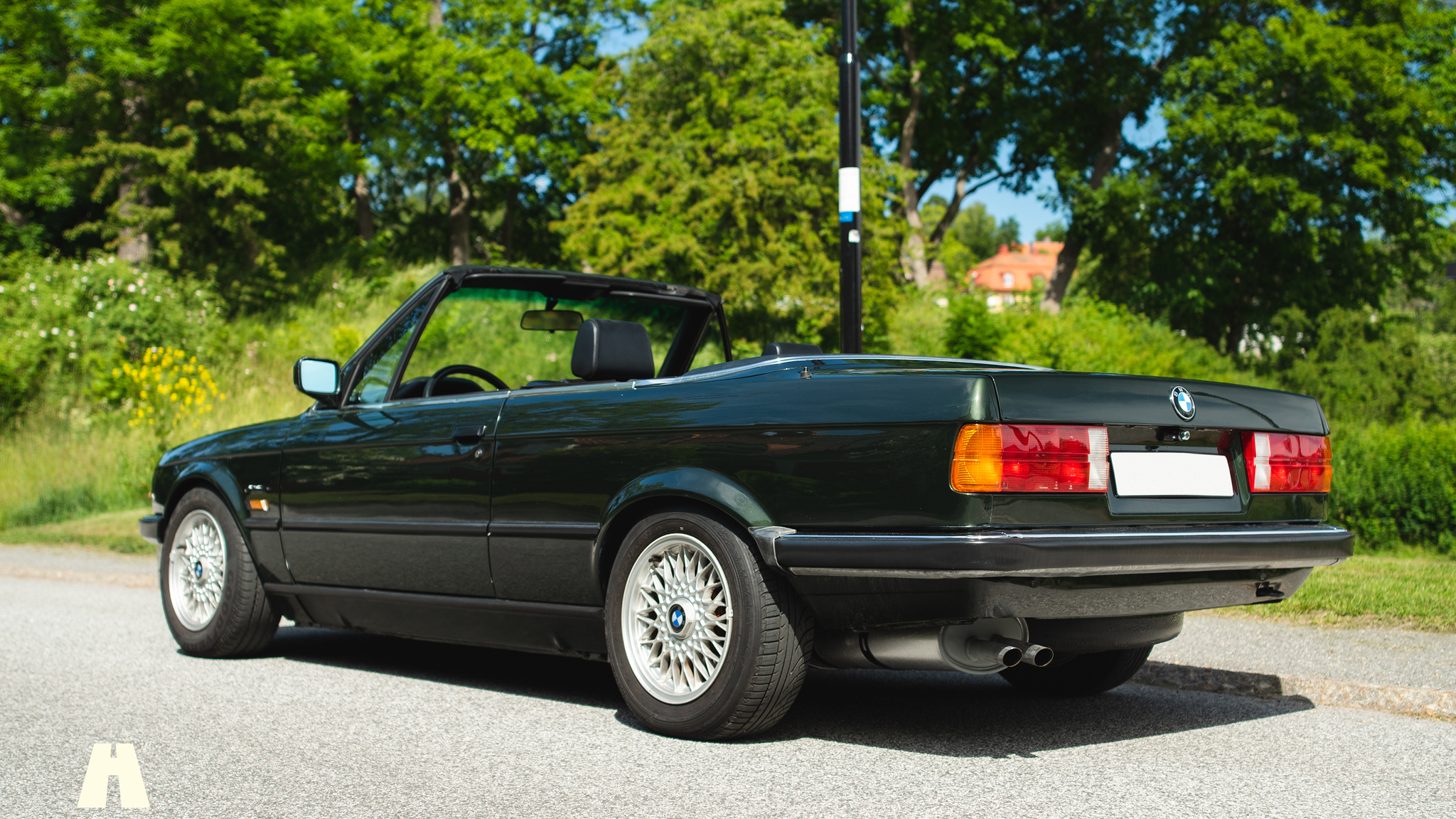 Exterior image of 1990 BMW 320i Cabrio