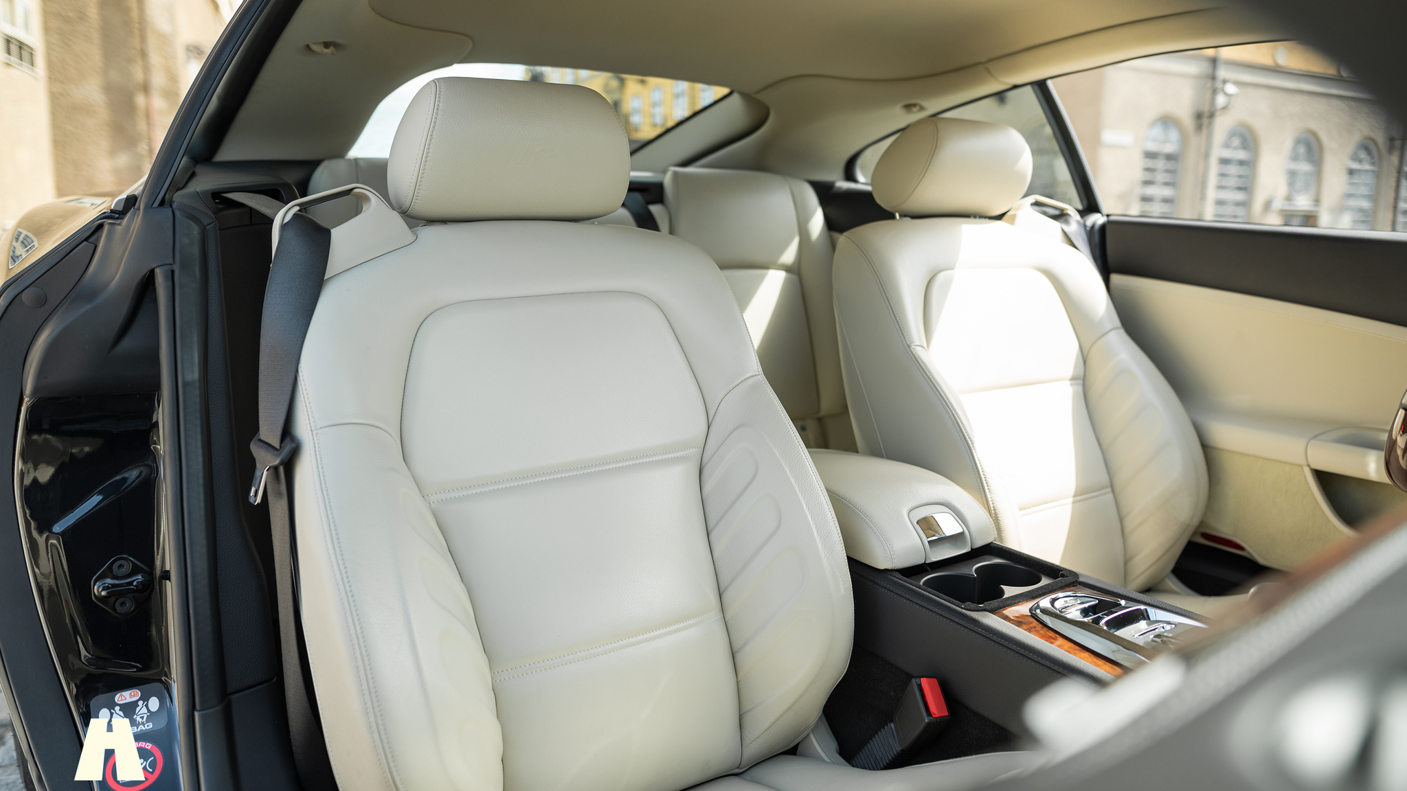 Interior image of 2008 Jaguar XKR (14)